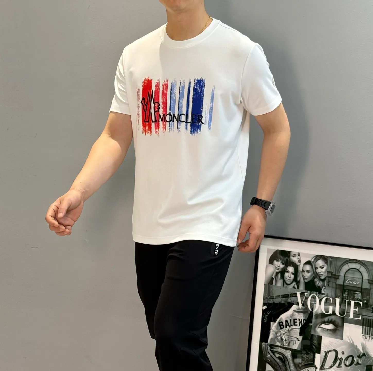 P160 Moncler 25s new modal T-shirt. Brand letter logo printing design. Graffiti shape. Red and blue color gradient combination presents special features. Classic small hat at the cuff position. Clean, refreshing, simple and generous. Recommended items for any age [Fireworks] regular version! Custom-made 250g modal comb fabric, the surface is skin-friendly and smooth, and the body is as comfortable as a baby! Color: Black. White. Size: s-xxl