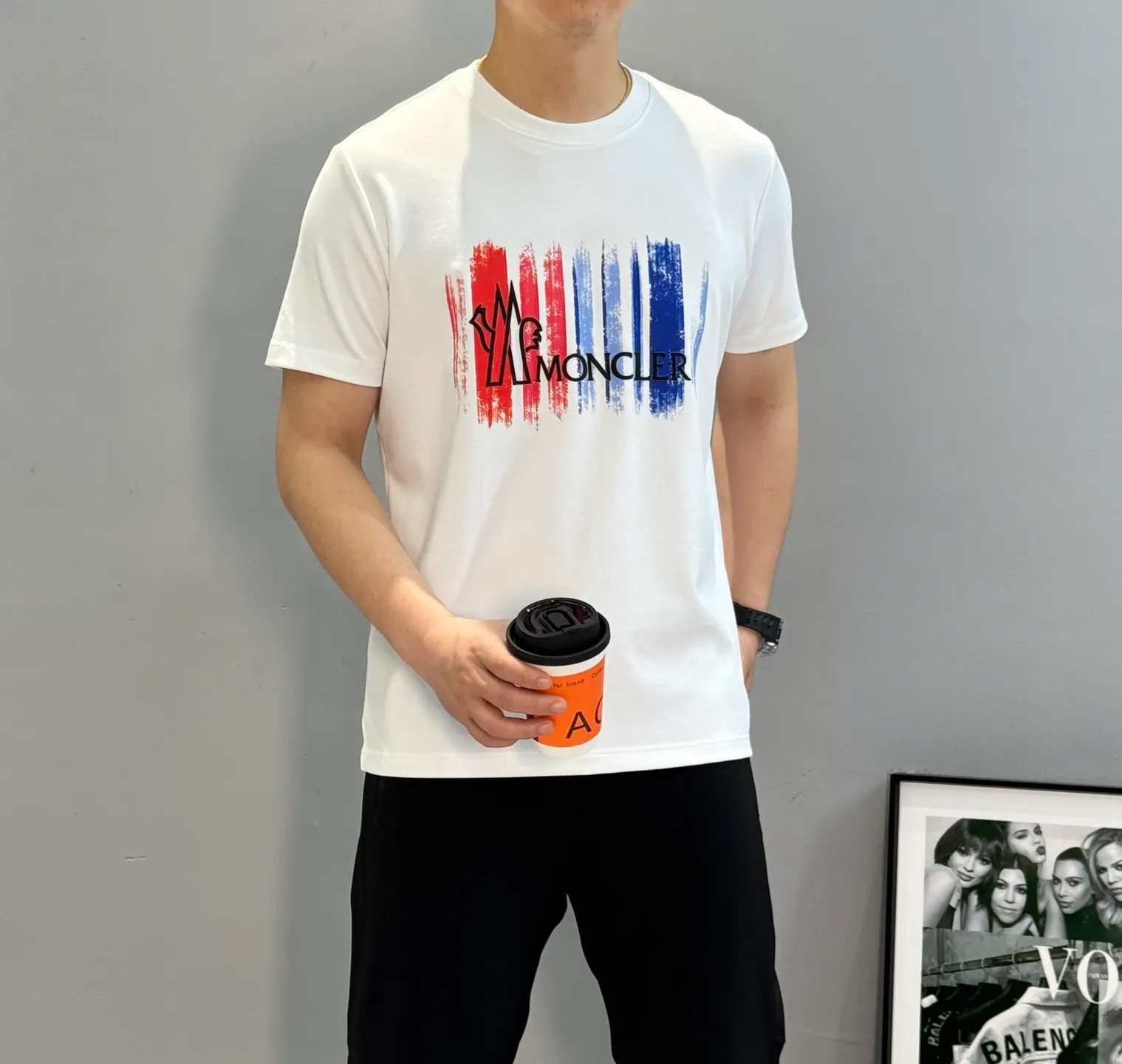 P160 Moncler 25s new modal T-shirt. Brand letter logo printing design. Graffiti shape. Red and blue color gradient combination presents special features. Classic small hat at the cuff position. Clean, refreshing, simple and generous. Recommended items for any age [Fireworks] regular version! Custom-made 250g modal comb fabric, the surface is skin-friendly and smooth, and the body is as comfortable as a baby! Color: Black. White. Size: s-xxl