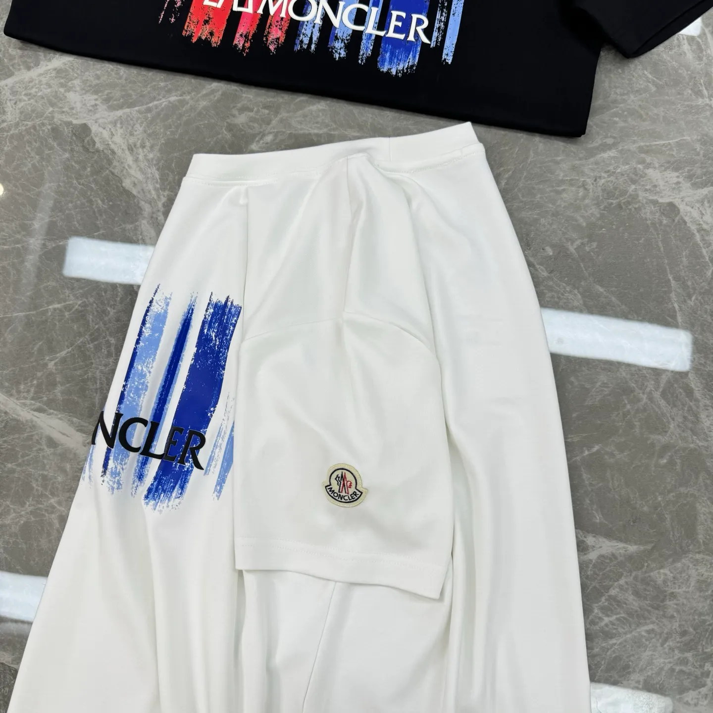 P160 Moncler 25s new modal T-shirt. Brand letter logo printing design. Graffiti shape. Red and blue color gradient combination presents special features. Classic small hat at the cuff position. Clean, refreshing, simple and generous. Recommended items for any age [Fireworks] regular version! Custom-made 250g modal comb fabric, the surface is skin-friendly and smooth, and the body is as comfortable as a baby! Color: Black. White. Size: s-xxl