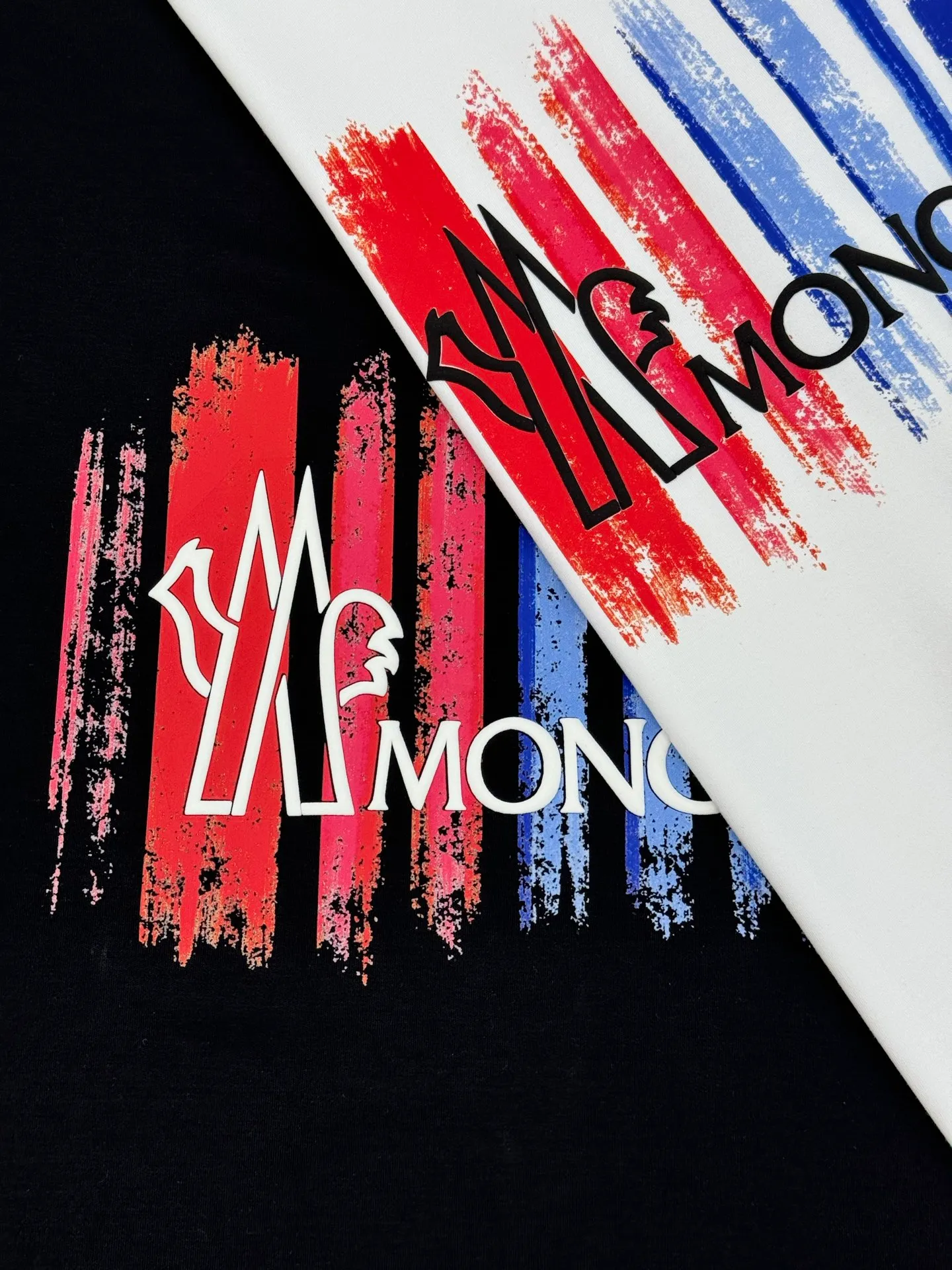 P160 Moncler 25s new modal T-shirt. Brand letter logo printing design. Graffiti shape. Red and blue color gradient combination presents special features. Classic small hat at the cuff position. Clean, refreshing, simple and generous. Recommended items for any age [Fireworks] regular version! Custom-made 250g modal comb fabric, the surface is skin-friendly and smooth, and the body is as comfortable as a baby! Color: Black. White. Size: s-xxl