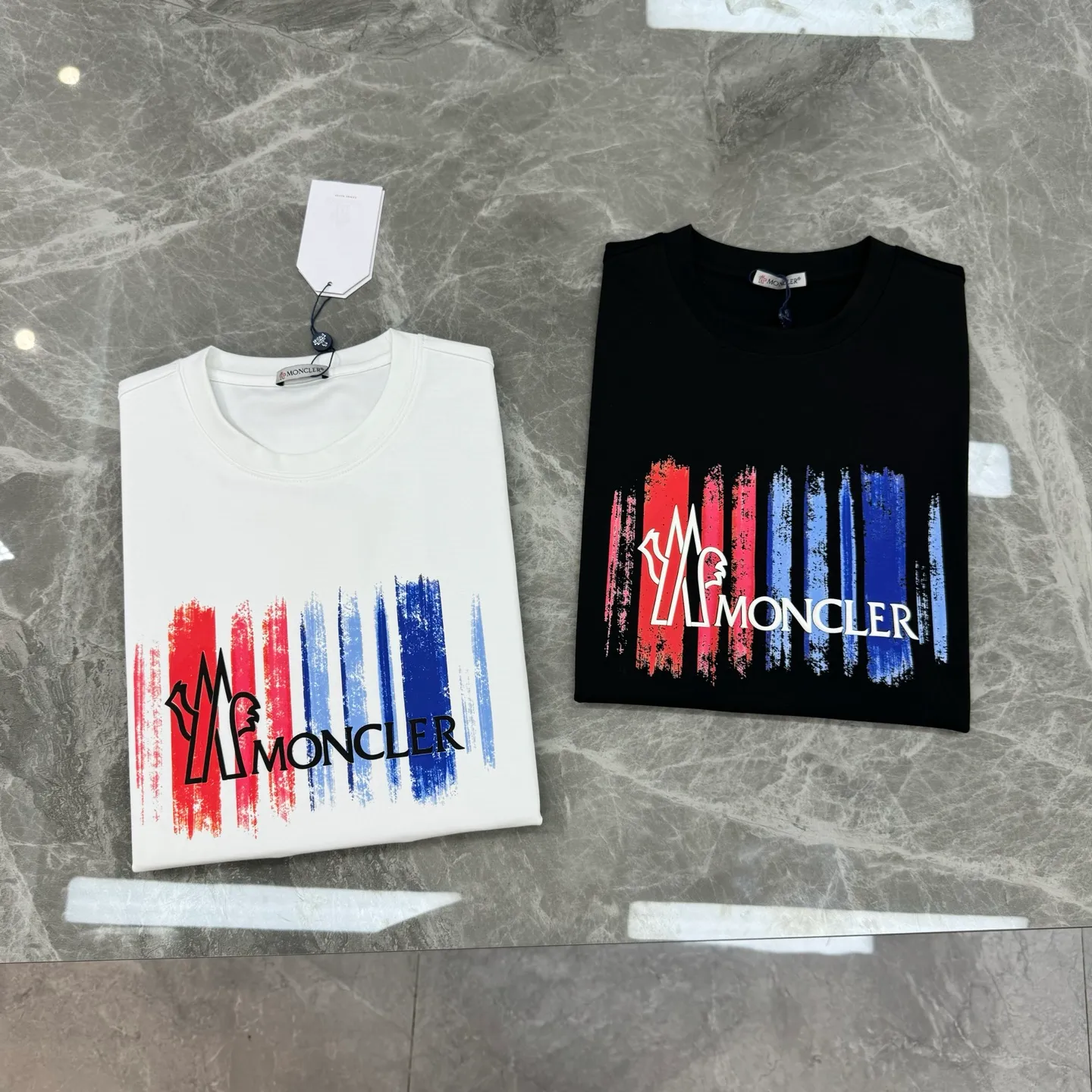 P160 Moncler 25s new modal T-shirt. Brand letter logo printing design. Graffiti shape. Red and blue color gradient combination presents special features. Classic small hat at the cuff position. Clean, refreshing, simple and generous. Recommended items for any age [Fireworks] regular version! Custom-made 250g modal comb fabric, the surface is skin-friendly and smooth, and the body is as comfortable as a baby! Color: Black. White. Size: s-xxl