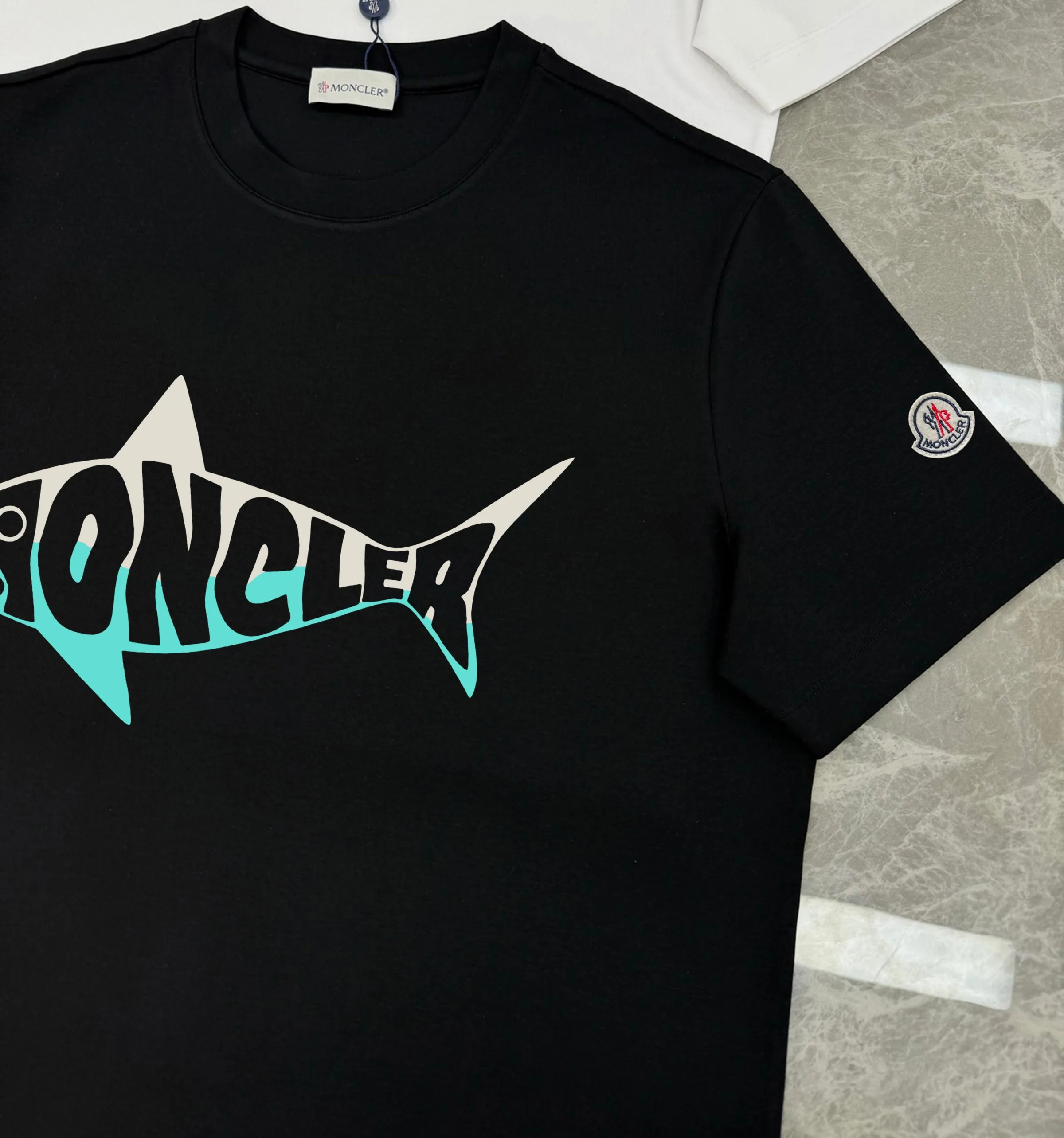 P160 Moncler 25s new modal T-shirt. Brand letter logo printing design. Shark printing. Presenting something special. Clean, refreshing, simple and generous. Recommended items for any age [Fireworks] regular version! Customized 250g modal comb fabric, the surface is skin-friendly and smooth, and the body is as comfortable as a baby! Color: Black. White. Size: s-xxl