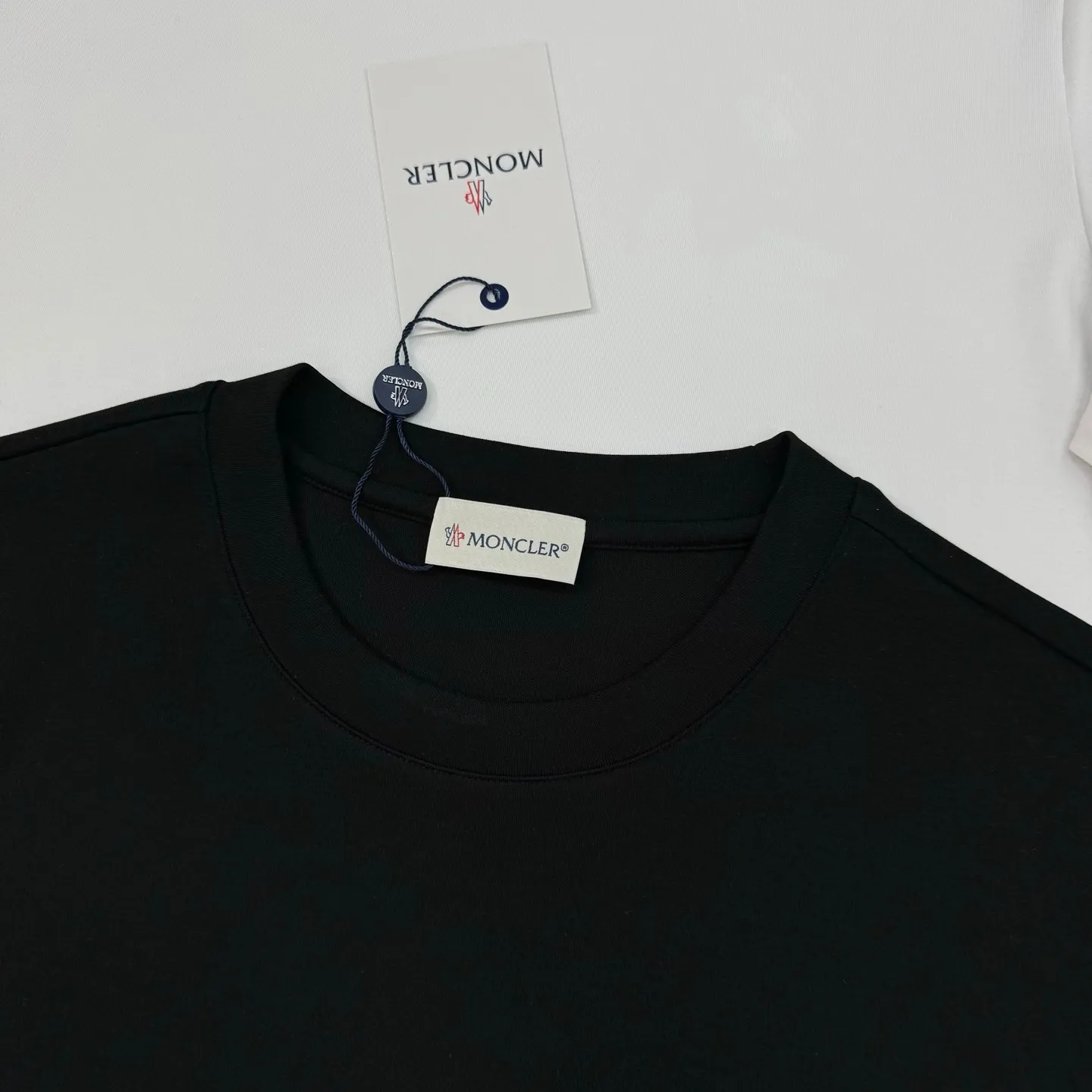 P160 Moncler 25s new modal T-shirt. Brand letter logo printing design. Shark printing. Presenting something special. Clean, refreshing, simple and generous. Recommended items for any age [Fireworks] regular version! Customized 250g modal comb fabric, the surface is skin-friendly and smooth, and the body is as comfortable as a baby! Color: Black. White. Size: s-xxl