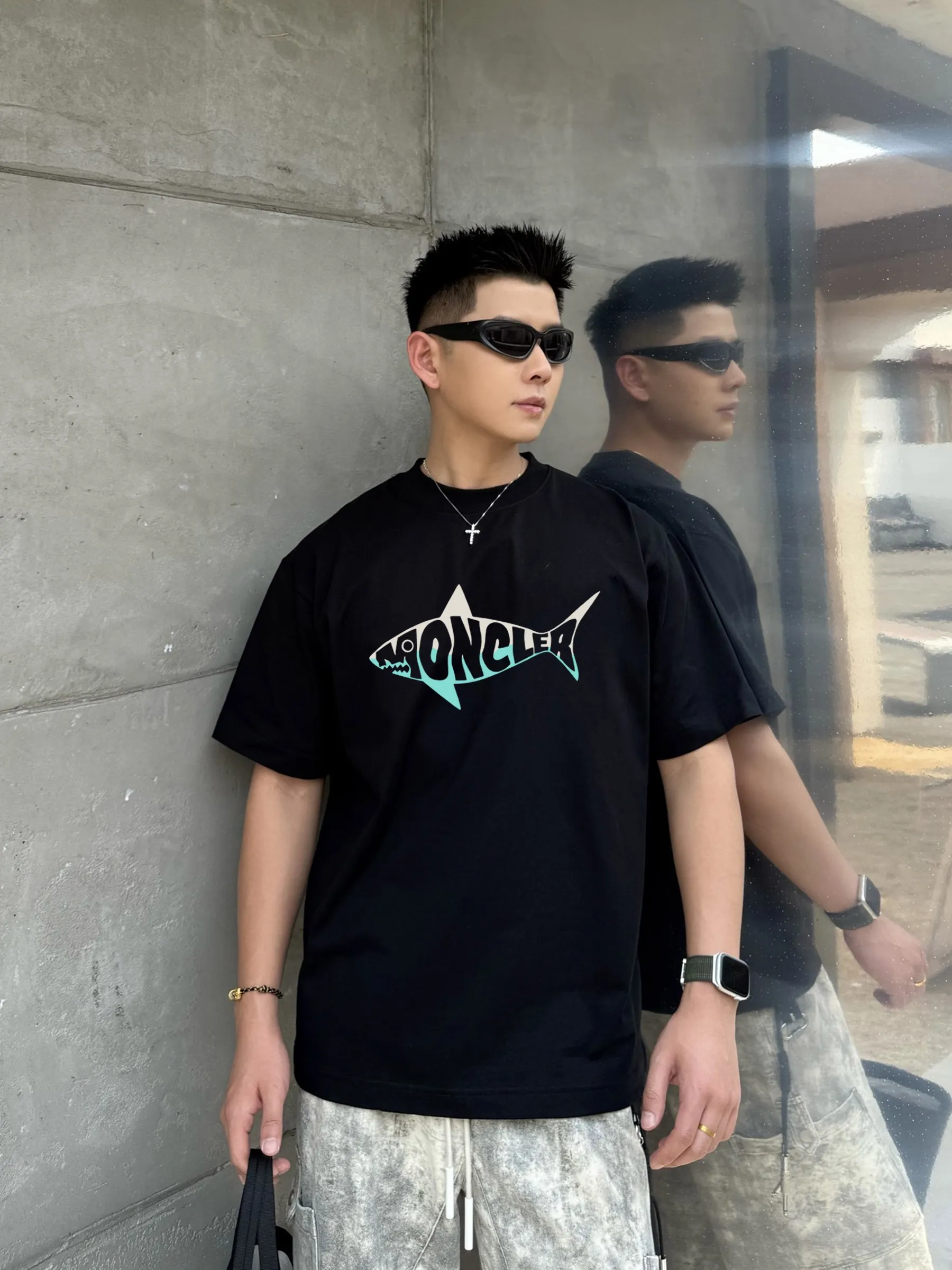P160 Moncler 25s new modal T-shirt. Brand letter logo printing design. Shark printing. Presenting something special. Clean, refreshing, simple and generous. Recommended items for any age [Fireworks] regular version! Customized 250g modal comb fabric, the surface is skin-friendly and smooth, and the body is as comfortable as a baby! Color: Black. White. Size: s-xxl