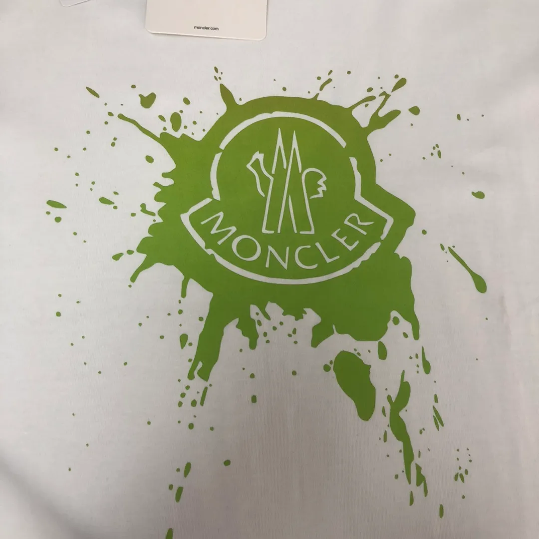 P160 🔥MONCLER The latest short-sleeved T-shirt for couples ~ color inkjet printed logo design ~ the fabric upper body is comfortable and breathable, not stiff, slim cut, made of high-end custom-made pure cotton fabric! The upper body is comfortable and stylish, and it can be worn alone as an inner layer. It is a must-have for fashionistas! ! ! Color: black white Size: S～XL (loose version, please state your height and weight when placing an order)