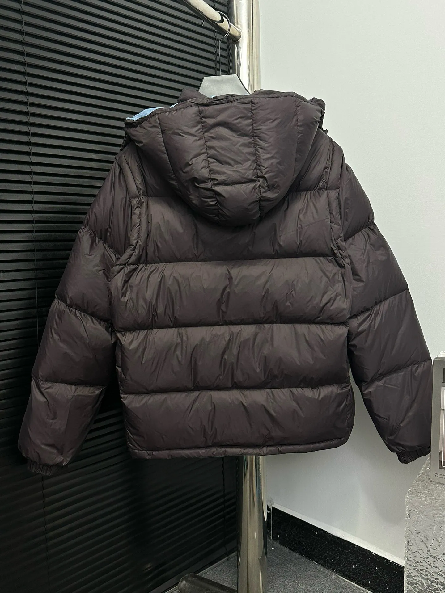 P850 [𝐌𝐎𝐍𝐂𝐋𝐄𝐑] Moncler Cyclone 2-in-1 Detachable Down Jacket with Stand Collar, Hooded and Detachable Sleeve Design, one garment can be worn in a variety of styles, suitable for various looks; Made of custom-made windproof and rainproof fabric, anti-wrinkle, anti-static, quick-drying, soft and skin-friendly, and extremely comfortable for the upper body Stand collar hooded design, a down jacket that combines business and leisure. Electroplated hardware produced by the original processing factory, all customized by the original factory, non-market versions, brand factory workmanship, impeccable quality and details. Color: Black Size: 1 code, 2 codes, 3 codes, 4 codes, 5 codes