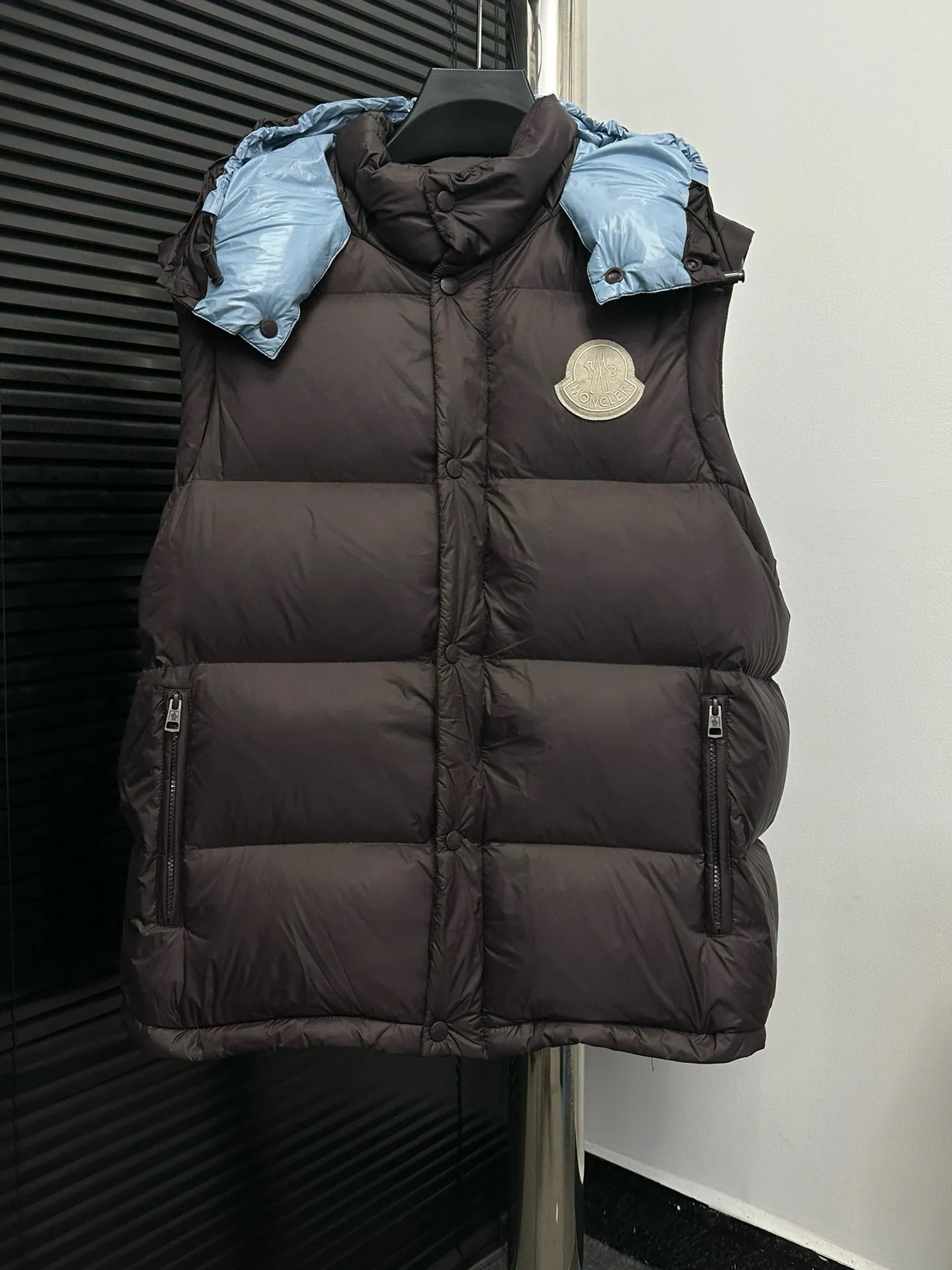 P850 [𝐌𝐎𝐍𝐂𝐋𝐄𝐑] Moncler Cyclone 2-in-1 Detachable Down Jacket with Stand Collar, Hooded and Detachable Sleeve Design, one garment can be worn in a variety of styles, suitable for various looks; Made of custom-made windproof and rainproof fabric, anti-wrinkle, anti-static, quick-drying, soft and skin-friendly, and extremely comfortable for the upper body Stand collar hooded design, a down jacket that combines business and leisure. Electroplated hardware produced by the original processing factory, all customized by the original factory, non-market versions, brand factory workmanship, impeccable quality and details. Color: Black Size: 1 code, 2 codes, 3 codes, 4 codes, 5 codes