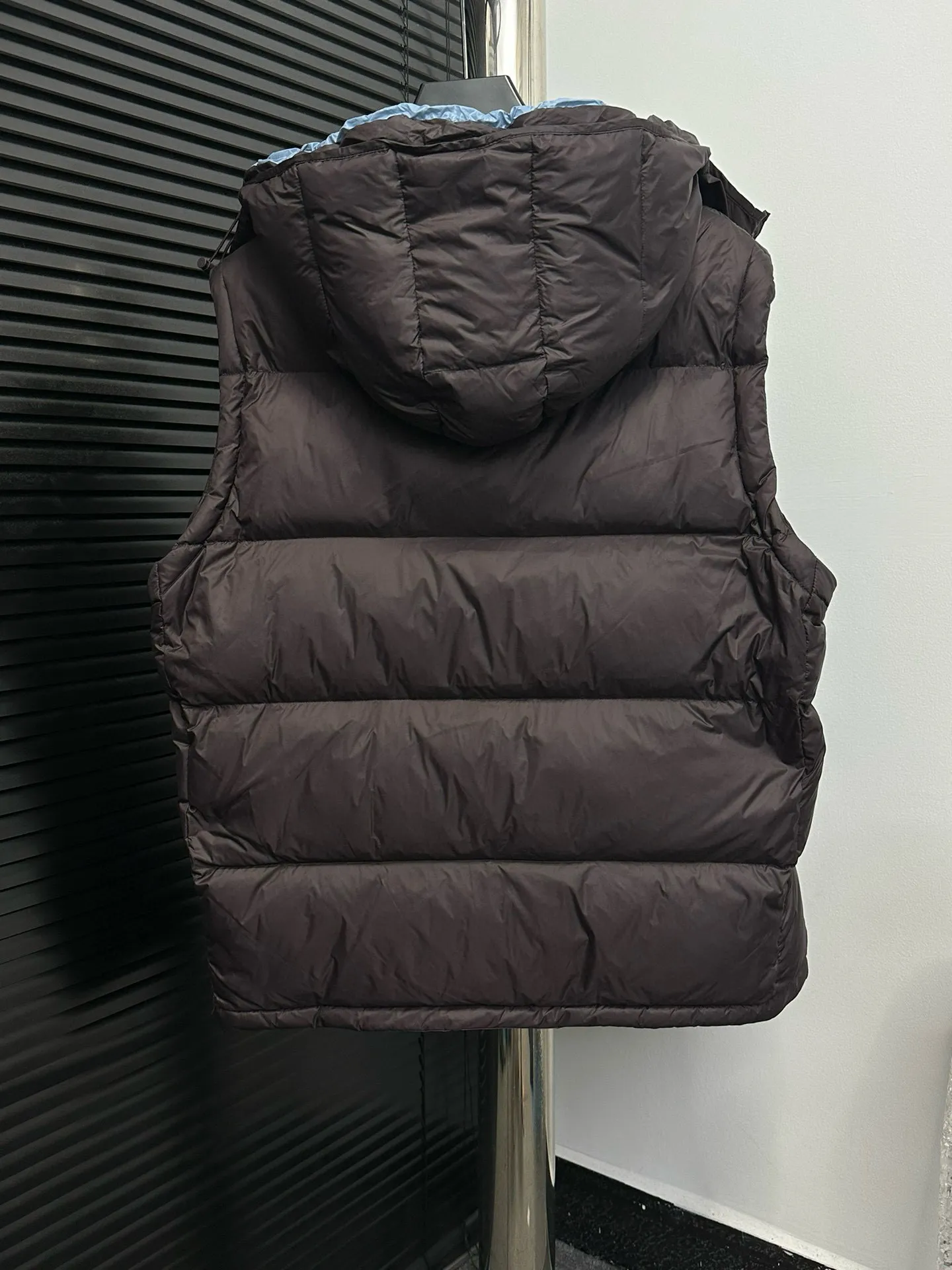 P850 [𝐌𝐎𝐍𝐂𝐋𝐄𝐑] Moncler Cyclone 2-in-1 Detachable Down Jacket with Stand Collar, Hooded and Detachable Sleeve Design, one garment can be worn in a variety of styles, suitable for various looks; Made of custom-made windproof and rainproof fabric, anti-wrinkle, anti-static, quick-drying, soft and skin-friendly, and extremely comfortable for the upper body Stand collar hooded design, a down jacket that combines business and leisure. Electroplated hardware produced by the original processing factory, all customized by the original factory, non-market versions, brand factory workmanship, impeccable quality and details. Color: Black Size: 1 code, 2 codes, 3 codes, 4 codes, 5 codes