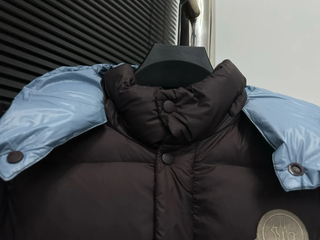 P850 [𝐌𝐎𝐍𝐂𝐋𝐄𝐑] Moncler Cyclone 2-in-1 Detachable Down Jacket with Stand Collar, Hooded and Detachable Sleeve Design, one garment can be worn in a variety of styles, suitable for various looks; Made of custom-made windproof and rainproof fabric, anti-wrinkle, anti-static, quick-drying, soft and skin-friendly, and extremely comfortable for the upper body Stand collar hooded design, a down jacket that combines business and leisure. Electroplated hardware produced by the original processing factory, all customized by the original factory, non-market versions, brand factory workmanship, impeccable quality and details. Color: Black Size: 1 code, 2 codes, 3 codes, 4 codes, 5 codes