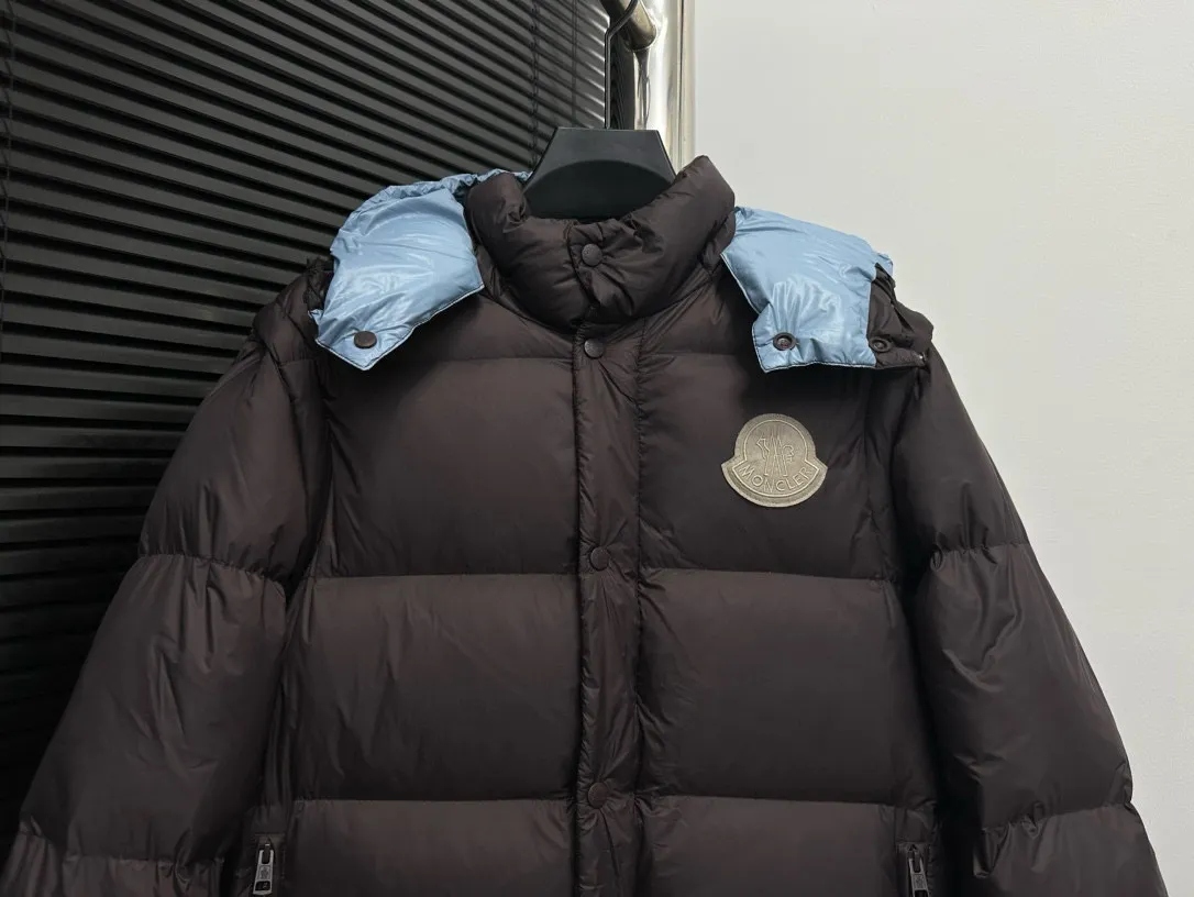 P850 [𝐌𝐎𝐍𝐂𝐋𝐄𝐑] Moncler Cyclone 2-in-1 Detachable Down Jacket with Stand Collar, Hooded and Detachable Sleeve Design, one garment can be worn in a variety of styles, suitable for various looks; Made of custom-made windproof and rainproof fabric, anti-wrinkle, anti-static, quick-drying, soft and skin-friendly, and extremely comfortable for the upper body Stand collar hooded design, a down jacket that combines business and leisure. Electroplated hardware produced by the original processing factory, all customized by the original factory, non-market versions, brand factory workmanship, impeccable quality and details. Color: Black Size: 1 code, 2 codes, 3 codes, 4 codes, 5 codes