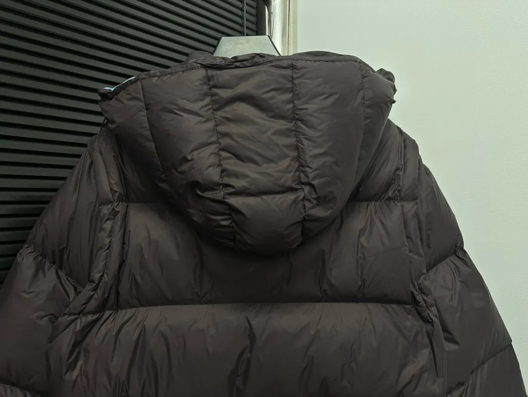 P850 [𝐌𝐎𝐍𝐂𝐋𝐄𝐑] Moncler Cyclone 2-in-1 Detachable Down Jacket with Stand Collar, Hooded and Detachable Sleeve Design, one garment can be worn in a variety of styles, suitable for various looks; Made of custom-made windproof and rainproof fabric, anti-wrinkle, anti-static, quick-drying, soft and skin-friendly, and extremely comfortable for the upper body Stand collar hooded design, a down jacket that combines business and leisure. Electroplated hardware produced by the original processing factory, all customized by the original factory, non-market versions, brand factory workmanship, impeccable quality and details. Color: Black Size: 1 code, 2 codes, 3 codes, 4 codes, 5 codes