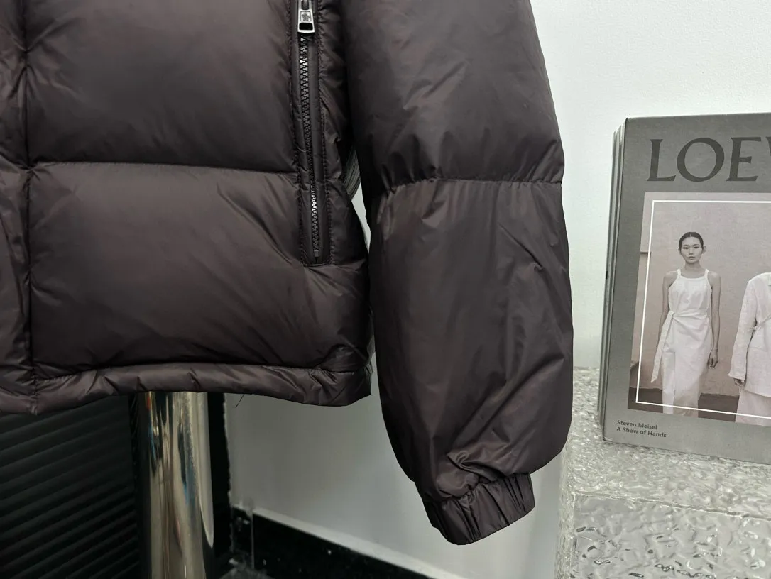 P850 [𝐌𝐎𝐍𝐂𝐋𝐄𝐑] Moncler Cyclone 2-in-1 Detachable Down Jacket with Stand Collar, Hooded and Detachable Sleeve Design, one garment can be worn in a variety of styles, suitable for various looks; Made of custom-made windproof and rainproof fabric, anti-wrinkle, anti-static, quick-drying, soft and skin-friendly, and extremely comfortable for the upper body Stand collar hooded design, a down jacket that combines business and leisure. Electroplated hardware produced by the original processing factory, all customized by the original factory, non-market versions, brand factory workmanship, impeccable quality and details. Color: Black Size: 1 code, 2 codes, 3 codes, 4 codes, 5 codes