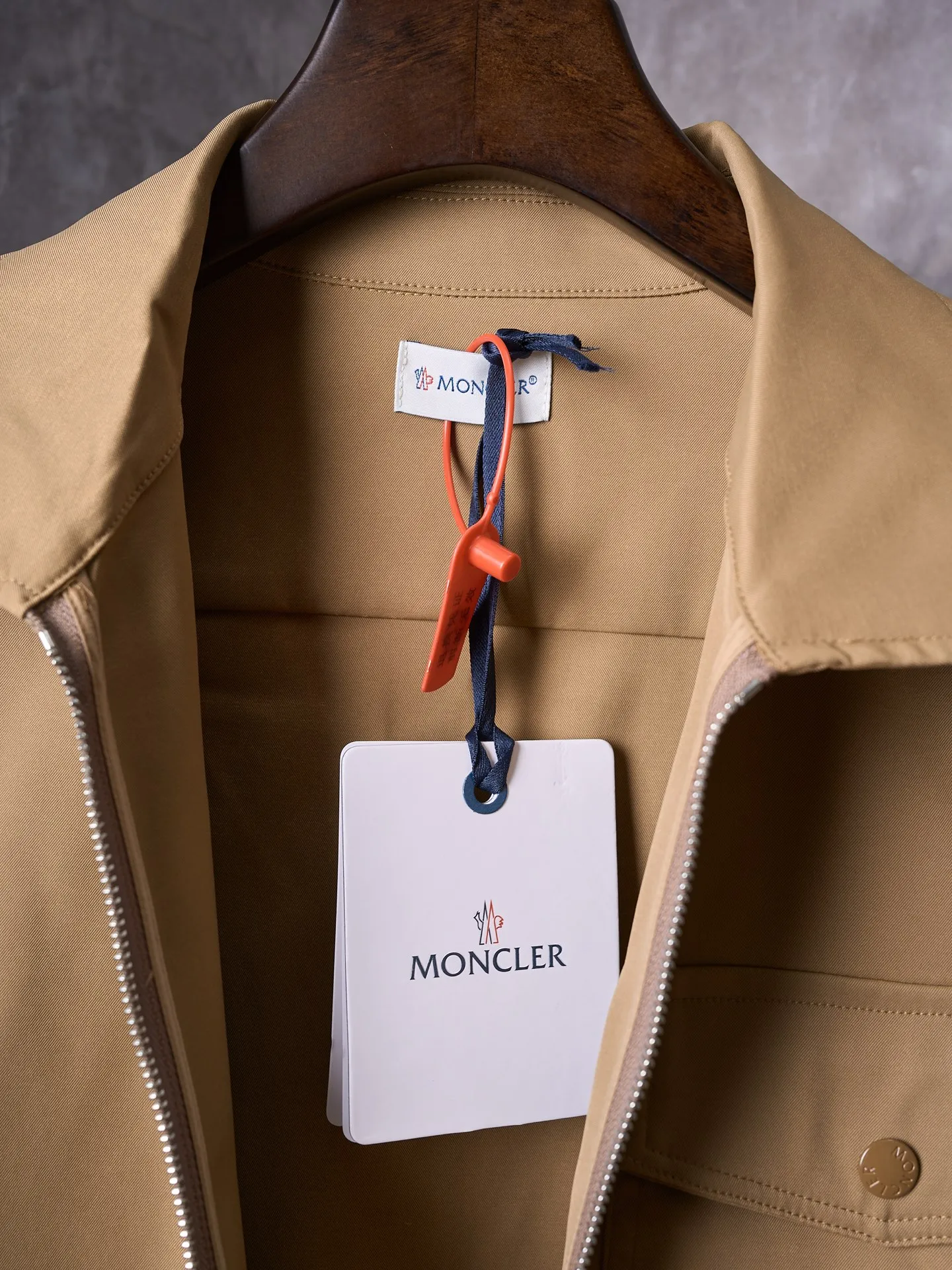 P480 Actual hanging auction] Moncler/mask logo zipper shirt jacket [Ready stock] S M L Outline the most moving fashion picture. Imported special machine infrared is used to position the "Moncler logo embroidery". The position is more accurate and strong. Template machine opens the bag. The preset template guides the position of the bag. The shape and size. The accuracy ensures the quality of the bag opening effect. The fabrics have been washed and have a better hand feel. Not easy to deform, not easy to shrink, not easy to fade. Maintain long-term beauty and loose fit.
