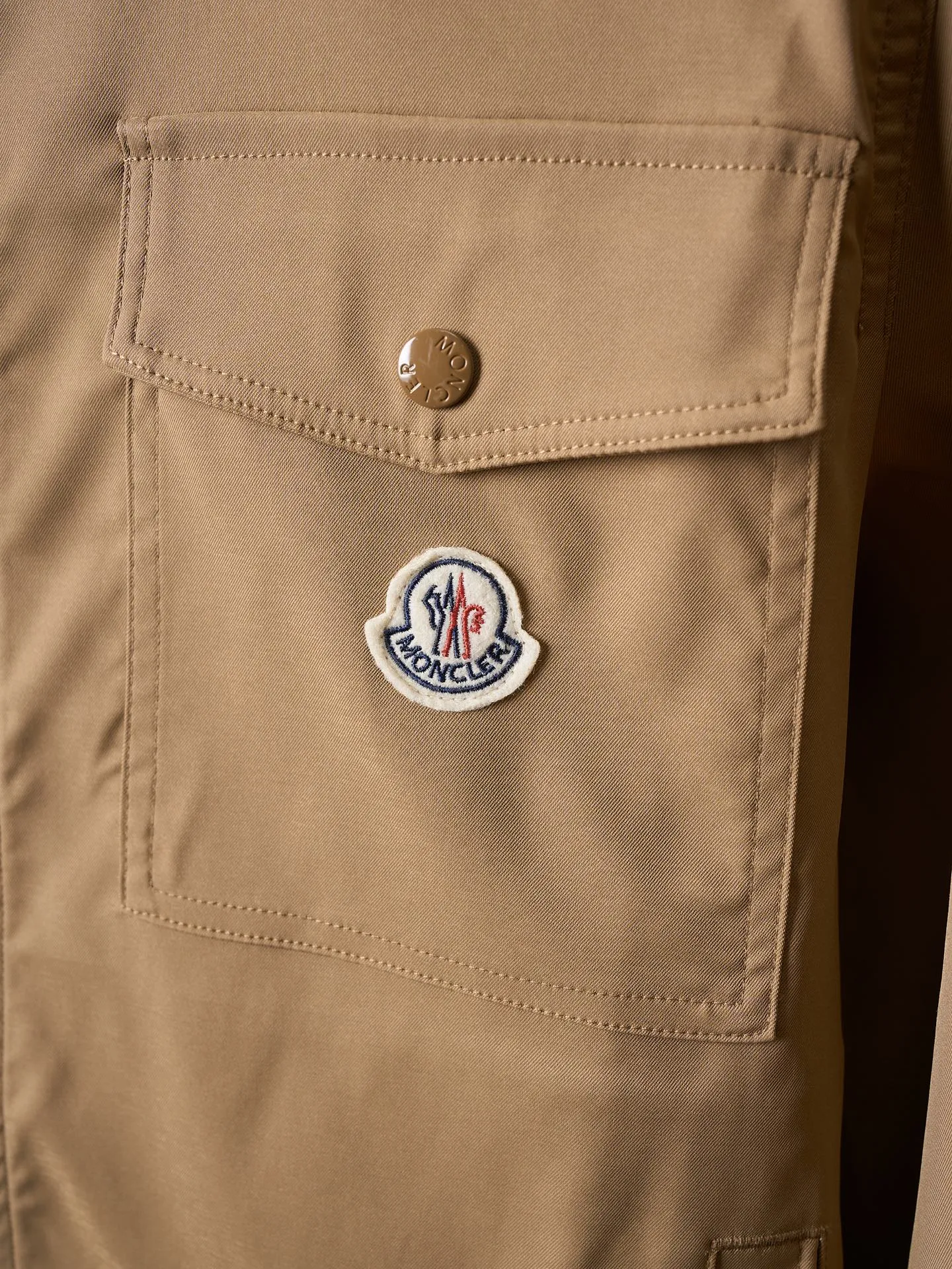 P480 Actual hanging auction] Moncler/mask logo zipper shirt jacket [Ready stock] S M L Outline the most moving fashion picture. Imported special machine infrared is used to position the "Moncler logo embroidery". The position is more accurate and strong. Template machine opens the bag. The preset template guides the position of the bag. The shape and size. The accuracy ensures the quality of the bag opening effect. The fabrics have been washed and have a better hand feel. Not easy to deform, not easy to shrink, not easy to fade. Maintain long-term beauty and loose fit.