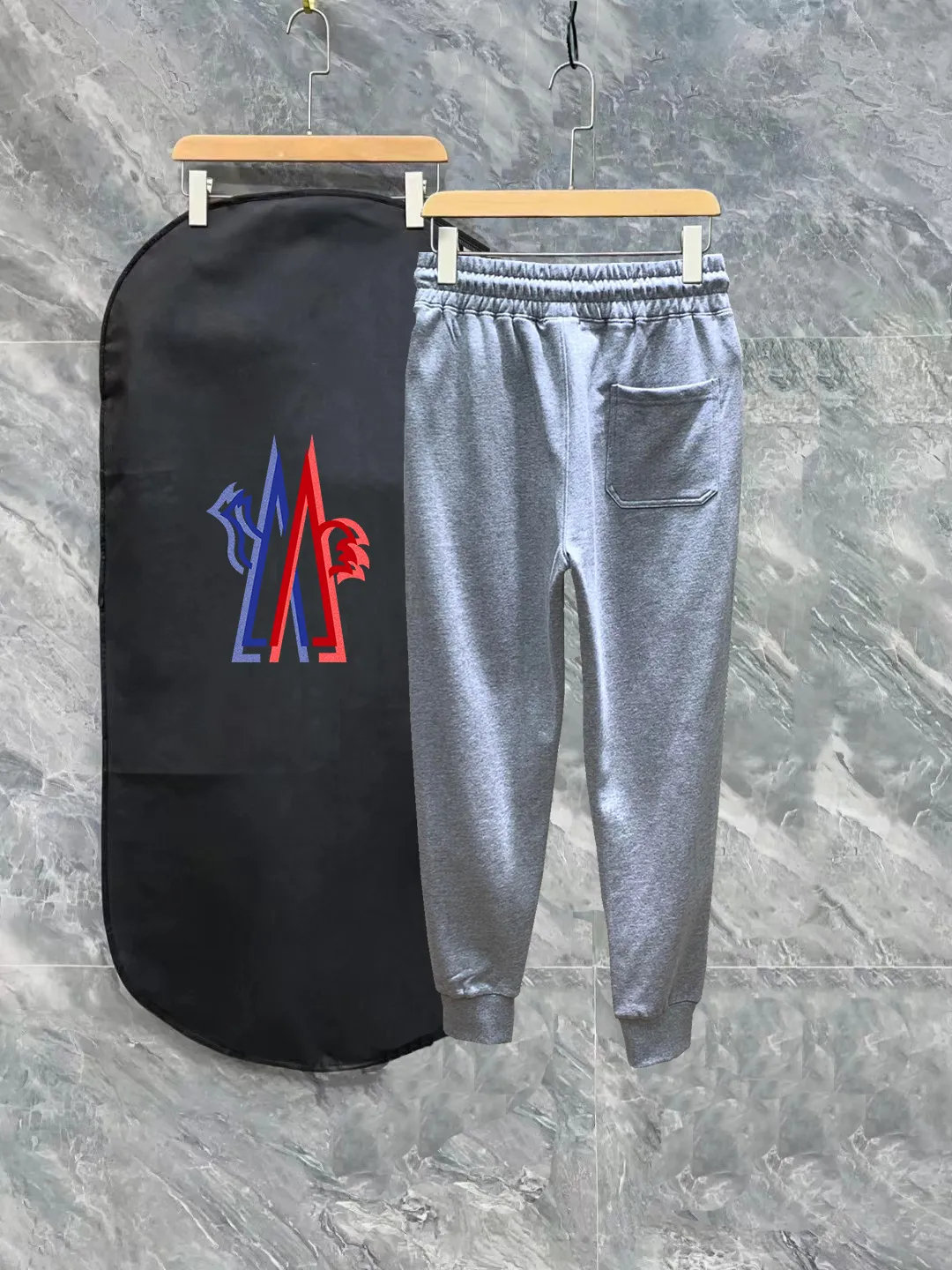 P270 Moncler Meng Mouth Autumn and Winter Show Style Slim-fitting Lines Beautifully Printed Simple Logo Sweatpants Domestic Factory Export Supplying Fabrics from Top Brands 360g Weight Compatible with All Figures Black and White Drawstring Design on the Elastic Belt at the Waist Customized Drawstring Pockets with Diagonal Pocket Design on Both Sides There is also a Small Pocket at the Back Color: Black Gray Size S-XL