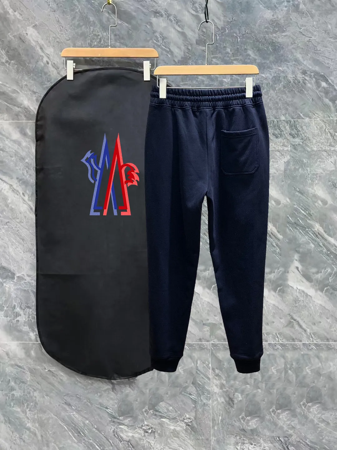 P270 Moncler Meng Mouth Autumn and Winter Show Style Slim-fitting Lines Beautifully Printed Simple Logo Sweatpants Domestic Factory Export Supplying Fabrics from Top Brands 360g Weight Compatible with All Figures Black and White Drawstring Design on the Elastic Belt at the Waist Customized Drawstring Pockets with Diagonal Pocket Design on Both Sides There is also a Small Pocket at the Back Color: Black Gray Size S-XL