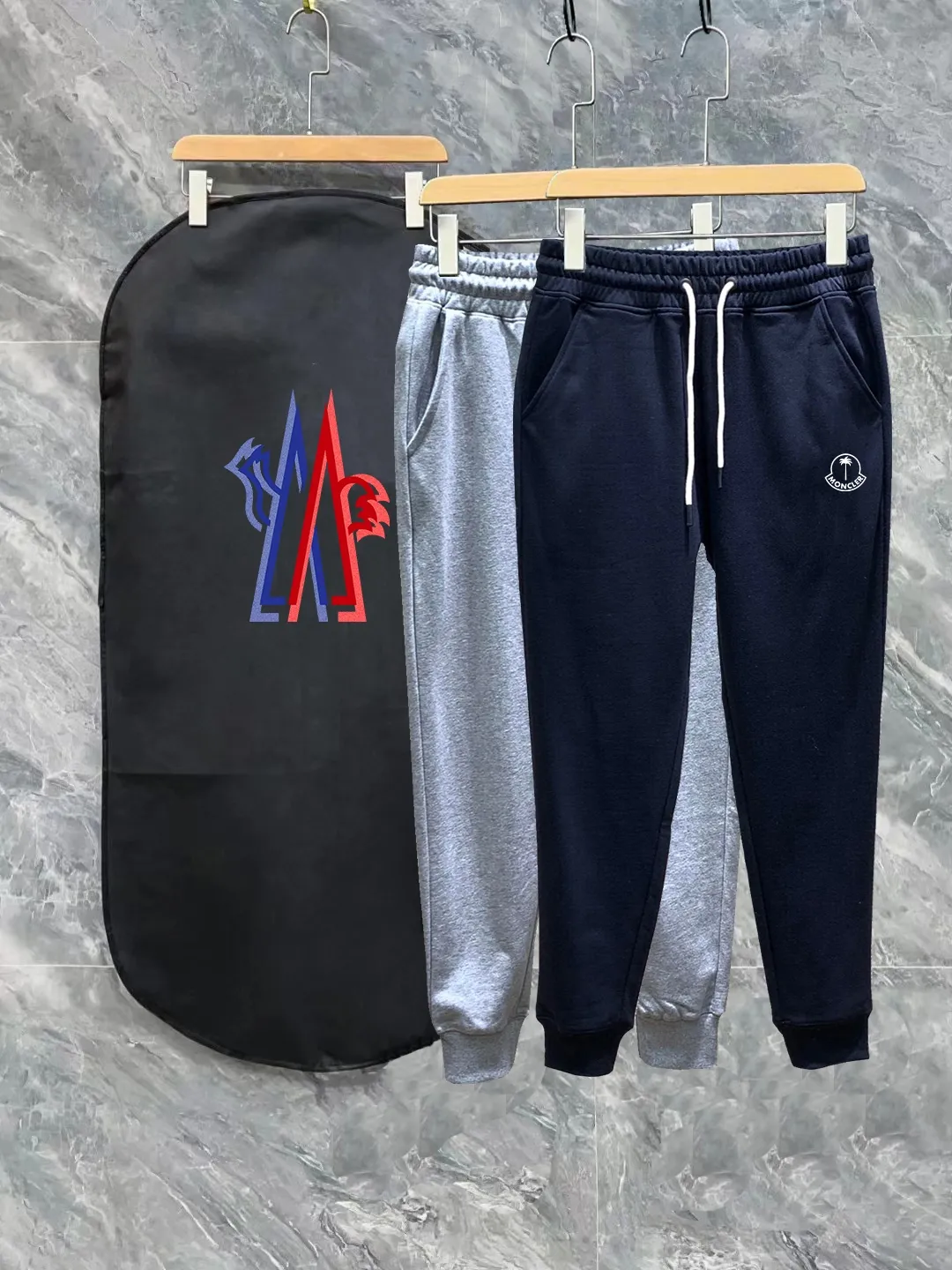 P270 Moncler Meng Mouth Autumn and Winter Show Style Slim-fitting Lines Beautifully Printed Simple Logo Sweatpants Domestic Factory Export Supplying Fabrics from Top Brands 360g Weight Compatible with All Figures Black and White Drawstring Design on the Elastic Belt at the Waist Customized Drawstring Pockets with Diagonal Pocket Design on Both Sides There is also a Small Pocket at the Back Color: Black Gray Size S-XL
