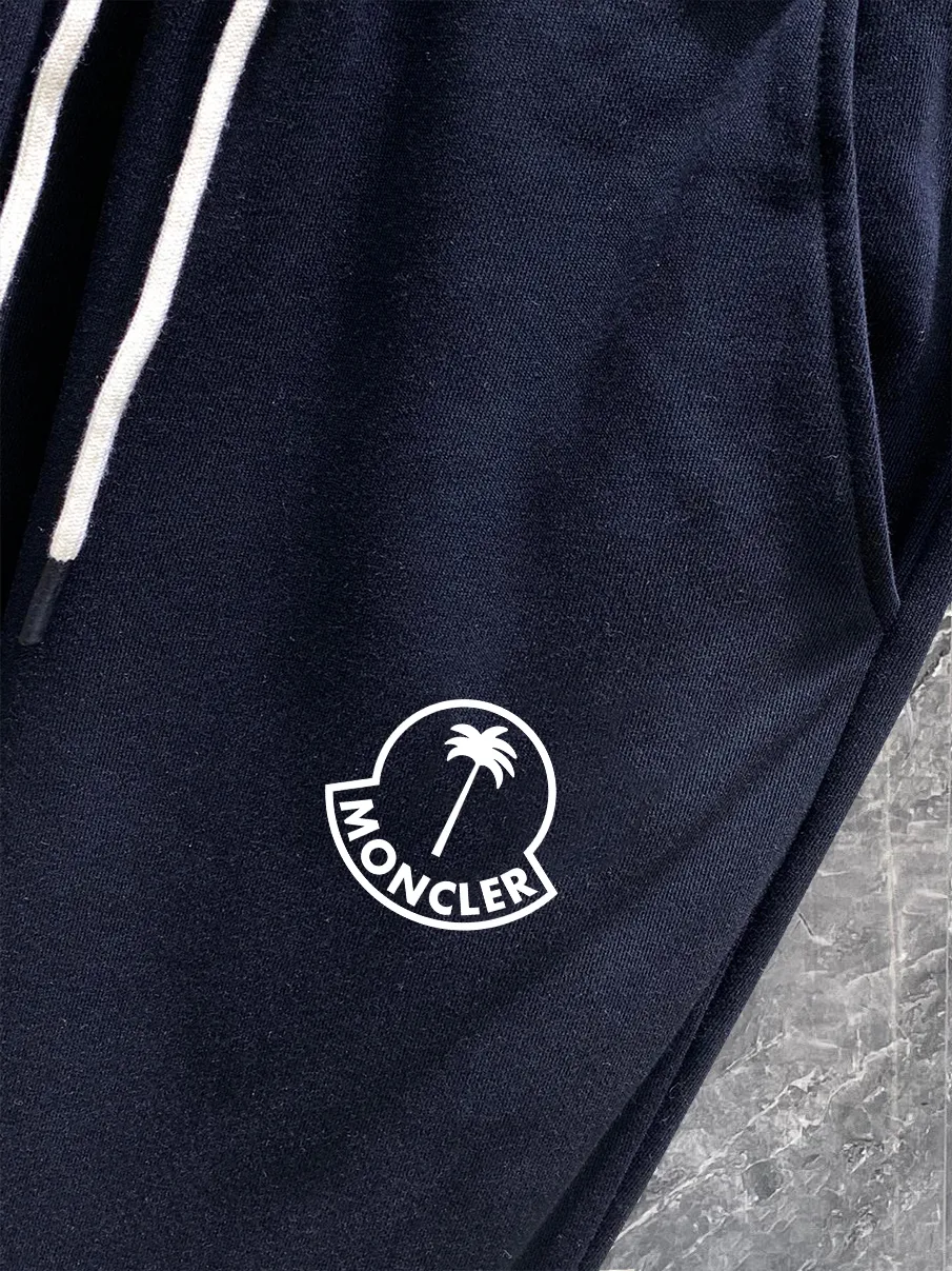 P270 Moncler Meng Mouth Autumn and Winter Show Style Slim-fitting Lines Beautifully Printed Simple Logo Sweatpants Domestic Factory Export Supplying Fabrics from Top Brands 360g Weight Compatible with All Figures Black and White Drawstring Design on the Elastic Belt at the Waist Customized Drawstring Pockets with Diagonal Pocket Design on Both Sides There is also a Small Pocket at the Back Color: Black Gray Size S-XL