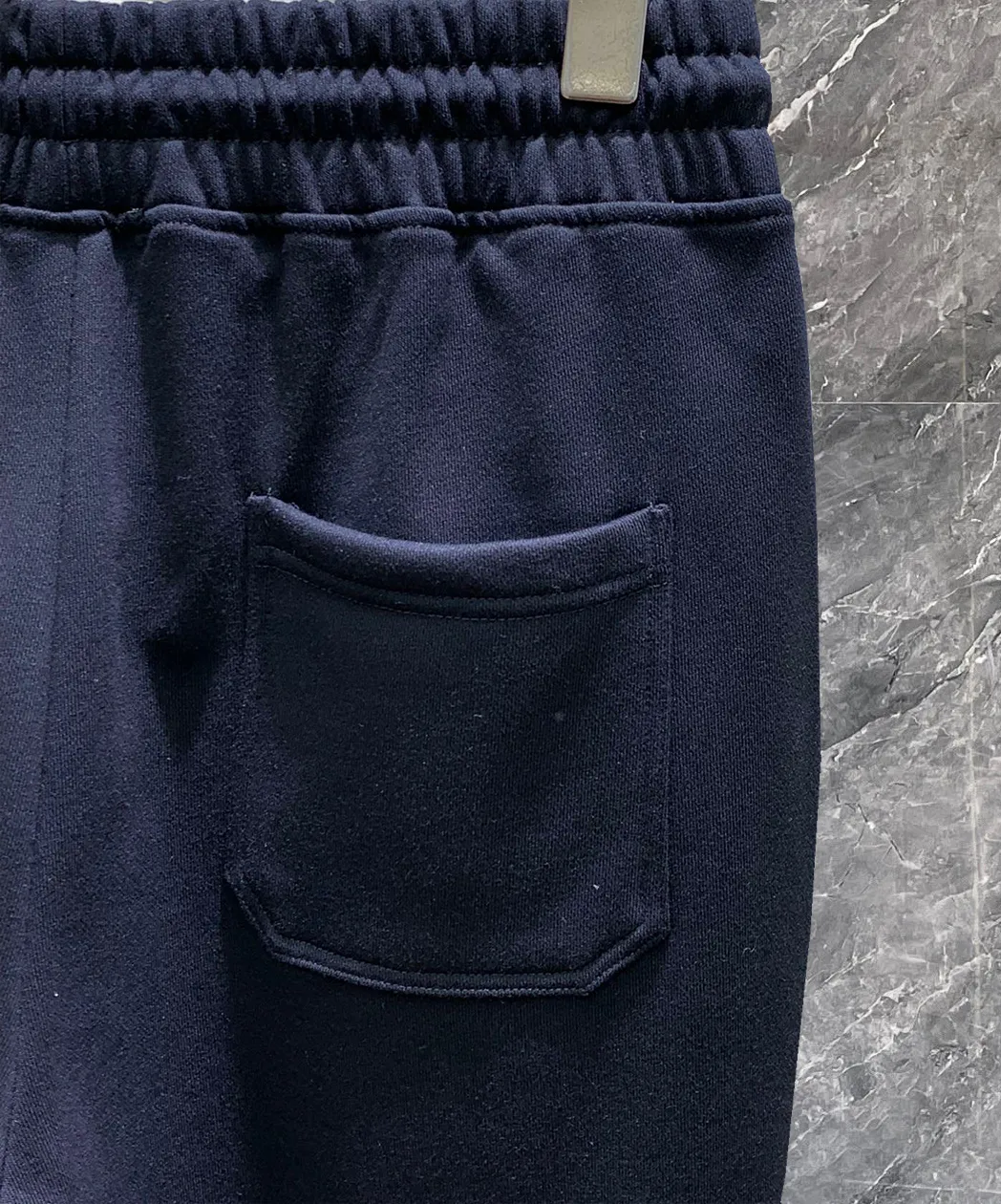 P270 Moncler Meng Mouth Autumn and Winter Show Style Slim-fitting Lines Beautifully Printed Simple Logo Sweatpants Domestic Factory Export Supplying Fabrics from Top Brands 360g Weight Compatible with All Figures Black and White Drawstring Design on the Elastic Belt at the Waist Customized Drawstring Pockets with Diagonal Pocket Design on Both Sides There is also a Small Pocket at the Back Color: Black Gray Size S-XL