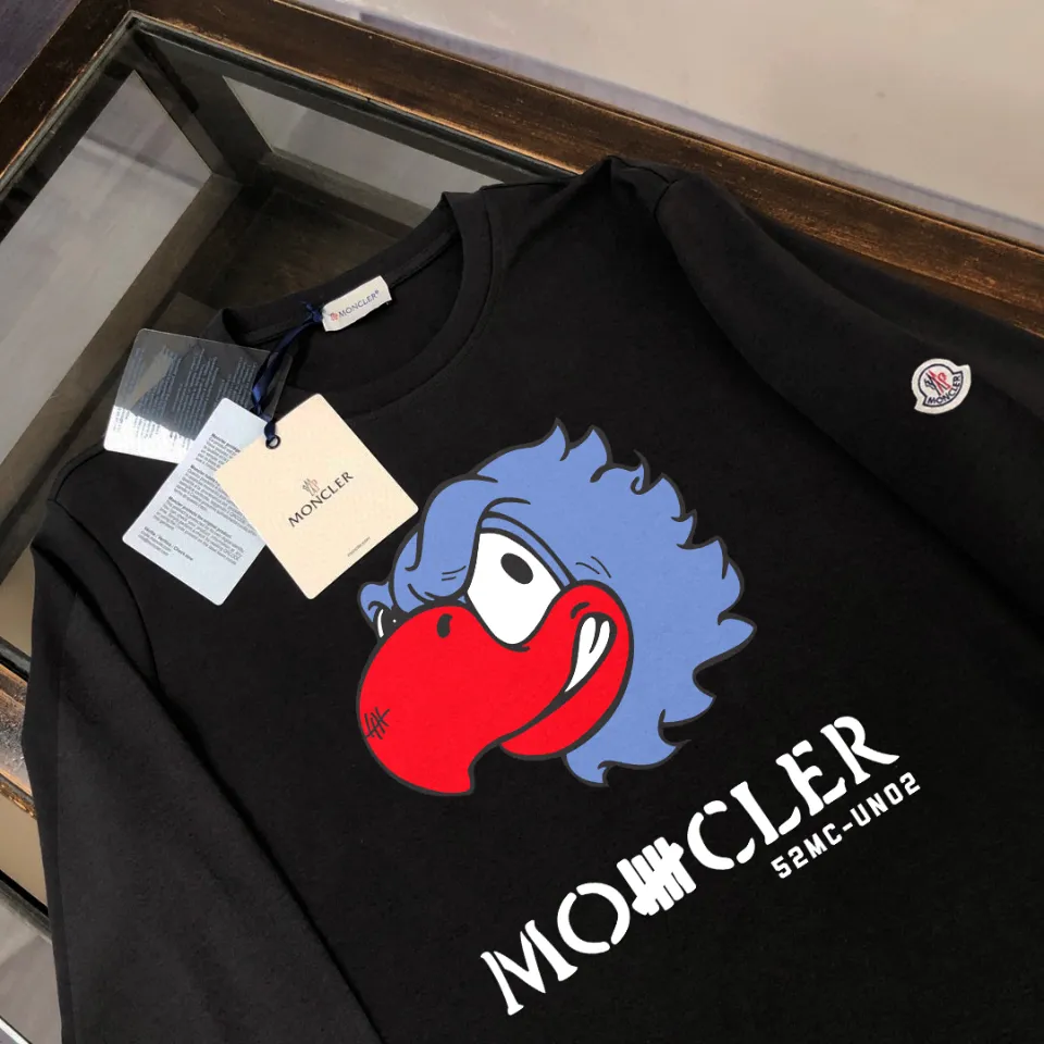 P180, a non-off-the-shelf model, you can trust it. Moncler printed long-sleeved T-shirt, 240g breathable cotton fabric, very soft and comfortable texture, does not shrink, does not deform, does not ball), can be worn alone as a base layer. Original customized accessories, collar label, care mark, hangtag, packaging (perfect details) Color: White Black Size: XS S M L