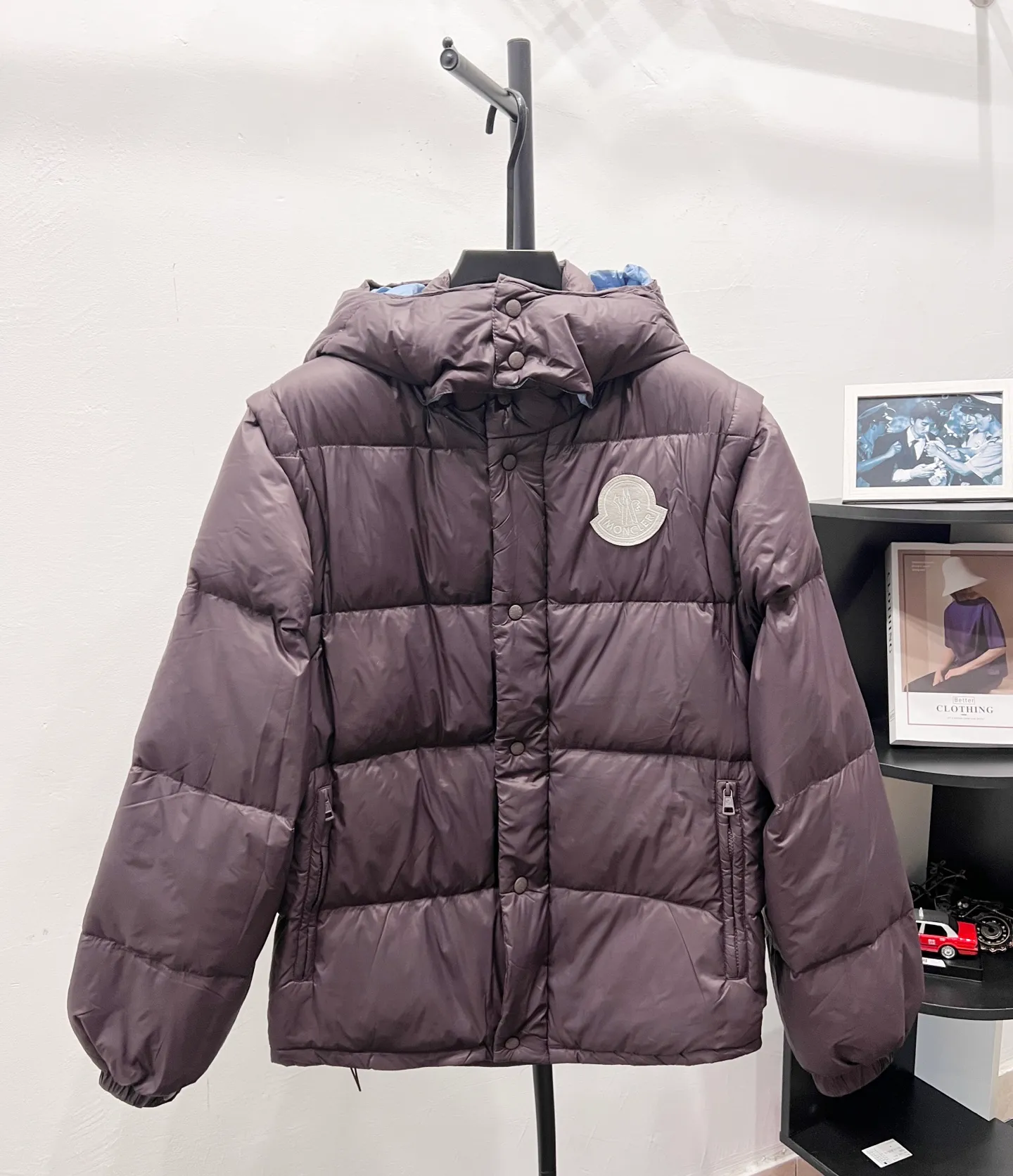 P840 Style No.: MK38 𝑴𝒐𝒏𝒄𝒍𝒆𝒓｜Detachable two-in-one hooded down jacket with masked sleeves. This short parka down is made of longue Saion fabric. The garment is full of functional details to ensure warmth and care. The entire down piece is very particular about the craftsmanship and wiring, and the workmanship is extremely complex, including zipper pockets, adjustable cuffs and snap-button zipper flap placket. Logo embellished sleeves. It adds a unique touch to the overall shape while significantly improving its protective performance.  Material process analysis: 1️⃣The original version creates a high-end exclusive model 2️⃣90 duck down, 80% of the down filling is the most full on the market, and there are a series of misunderstandings such as false goose down. 3️⃣ Fabric: 100% nylon; Lining: 100% nylon, one of the best on the market, everything is customized according to the original version. 4⃣️The electroplated hardware is produced by the original processing factory, all customized by the original factory, and is not available in various market versions. 5⃣️Produced by a same OEM factory, it has always been unambiguous in terms of quality. Everyone knows about the workmanship, QA and Qc quality inspection of the workers when shipping from a large factory. It is not comparable to small factories in the market.  Mouth-mounted down jackets, let’s not brag, there is almost no one that can do better than us! Make an original product with care, so that every customer has the confidence to introduce it to his customers: This is the top version in China. A good product does not need too much soft text to highlight it. Size: 1-5 Color: Brown