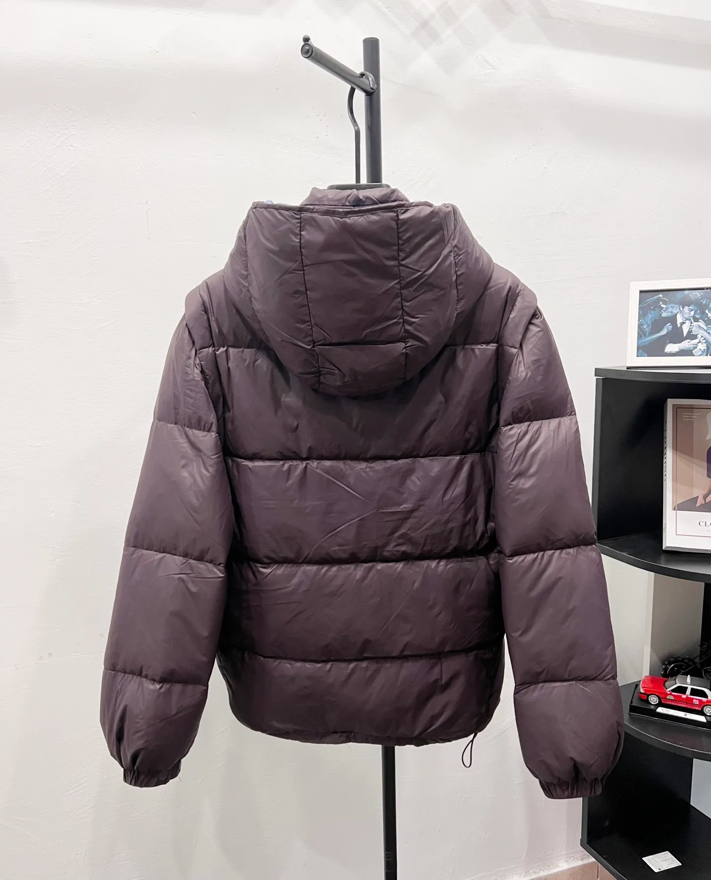 P840 Style No.: MK38 𝑴𝒐𝒏𝒄𝒍𝒆𝒓｜Detachable two-in-one hooded down jacket with masked sleeves. This short parka down is made of longue Saion fabric. The garment is full of functional details to ensure warmth and care. The entire down piece is very particular about the craftsmanship and wiring, and the workmanship is extremely complex, including zipper pockets, adjustable cuffs and snap-button zipper flap placket. Logo embellished sleeves. It adds a unique touch to the overall shape while significantly improving its protective performance.  Material process analysis: 1️⃣The original version creates a high-end exclusive model 2️⃣90 duck down, 80% of the down filling is the most full on the market, and there are a series of misunderstandings such as false goose down. 3️⃣ Fabric: 100% nylon; Lining: 100% nylon, one of the best on the market, everything is customized according to the original version. 4⃣️The electroplated hardware is produced by the original processing factory, all customized by the original factory, and is not available in various market versions. 5⃣️Produced by a same OEM factory, it has always been unambiguous in terms of quality. Everyone knows about the workmanship, QA and Qc quality inspection of the workers when shipping from a large factory. It is not comparable to small factories in the market.  Mouth-mounted down jackets, let’s not brag, there is almost no one that can do better than us! Make an original product with care, so that every customer has the confidence to introduce it to his customers: This is the top version in China. A good product does not need too much soft text to highlight it. Size: 1-5 Color: Brown