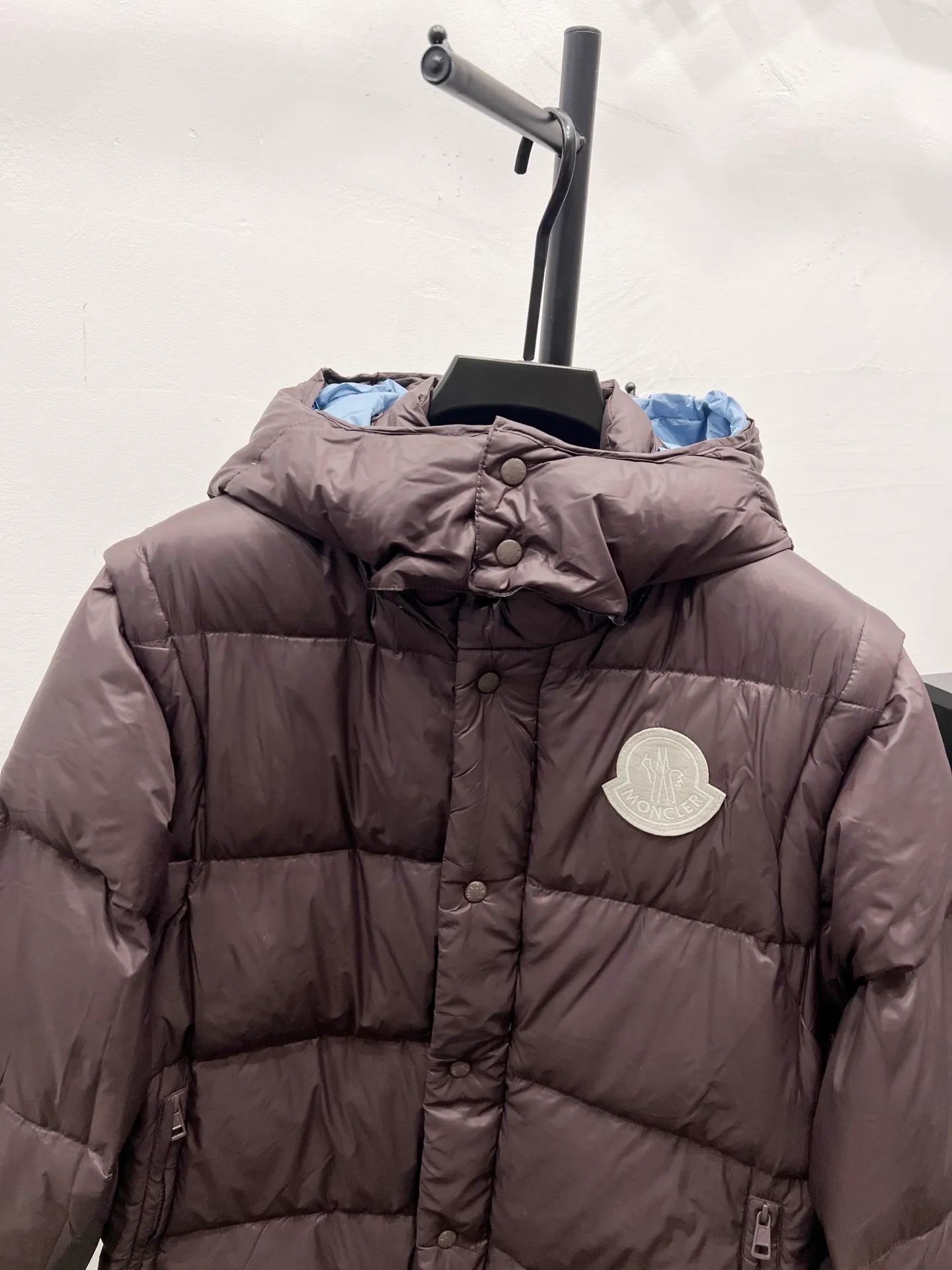 P840 Style No.: MK38 𝑴𝒐𝒏𝒄𝒍𝒆𝒓｜Detachable two-in-one hooded down jacket with masked sleeves. This short parka down is made of longue Saion fabric. The garment is full of functional details to ensure warmth and care. The entire down piece is very particular about the craftsmanship and wiring, and the workmanship is extremely complex, including zipper pockets, adjustable cuffs and snap-button zipper flap placket. Logo embellished sleeves. It adds a unique touch to the overall shape while significantly improving its protective performance.  Material process analysis: 1️⃣The original version creates a high-end exclusive model 2️⃣90 duck down, 80% of the down filling is the most full on the market, and there are a series of misunderstandings such as false goose down. 3️⃣ Fabric: 100% nylon; Lining: 100% nylon, one of the best on the market, everything is customized according to the original version. 4⃣️The electroplated hardware is produced by the original processing factory, all customized by the original factory, and is not available in various market versions. 5⃣️Produced by a same OEM factory, it has always been unambiguous in terms of quality. Everyone knows about the workmanship, QA and Qc quality inspection of the workers when shipping from a large factory. It is not comparable to small factories in the market.  Mouth-mounted down jackets, let’s not brag, there is almost no one that can do better than us! Make an original product with care, so that every customer has the confidence to introduce it to his customers: This is the top version in China. A good product does not need too much soft text to highlight it. Size: 1-5 Color: Brown
