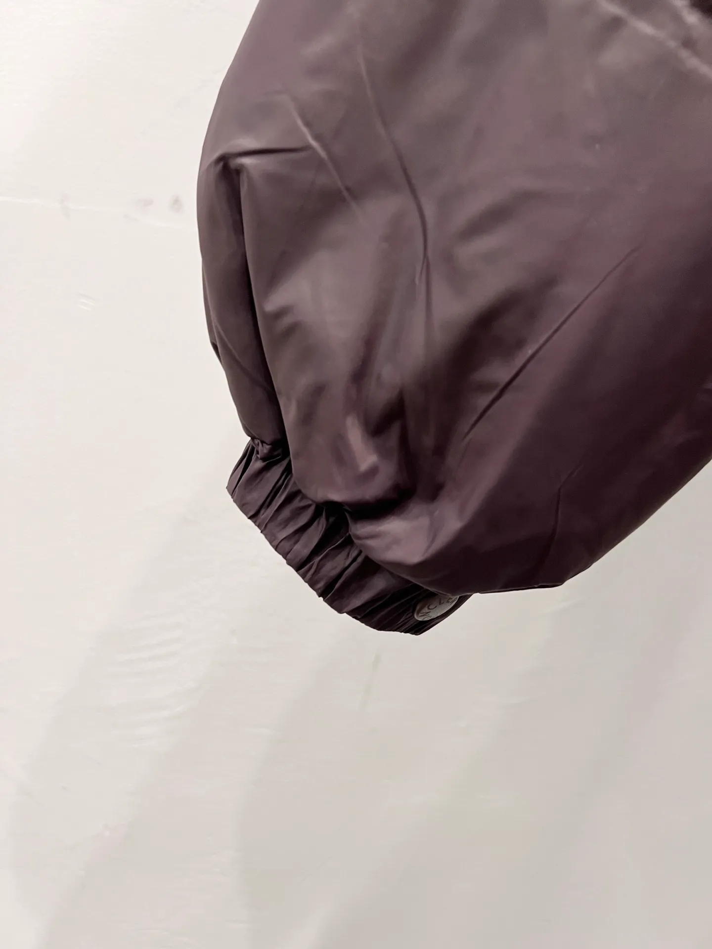 P840 Style No.: MK38 𝑴𝒐𝒏𝒄𝒍𝒆𝒓｜Detachable two-in-one hooded down jacket with masked sleeves. This short parka down is made of longue Saion fabric. The garment is full of functional details to ensure warmth and care. The entire down piece is very particular about the craftsmanship and wiring, and the workmanship is extremely complex, including zipper pockets, adjustable cuffs and snap-button zipper flap placket. Logo embellished sleeves. It adds a unique touch to the overall shape while significantly improving its protective performance.  Material process analysis: 1️⃣The original version creates a high-end exclusive model 2️⃣90 duck down, 80% of the down filling is the most full on the market, and there are a series of misunderstandings such as false goose down. 3️⃣ Fabric: 100% nylon; Lining: 100% nylon, one of the best on the market, everything is customized according to the original version. 4⃣️The electroplated hardware is produced by the original processing factory, all customized by the original factory, and is not available in various market versions. 5⃣️Produced by a same OEM factory, it has always been unambiguous in terms of quality. Everyone knows about the workmanship, QA and Qc quality inspection of the workers when shipping from a large factory. It is not comparable to small factories in the market.  Mouth-mounted down jackets, let’s not brag, there is almost no one that can do better than us! Make an original product with care, so that every customer has the confidence to introduce it to his customers: This is the top version in China. A good product does not need too much soft text to highlight it. Size: 1-5 Color: Brown