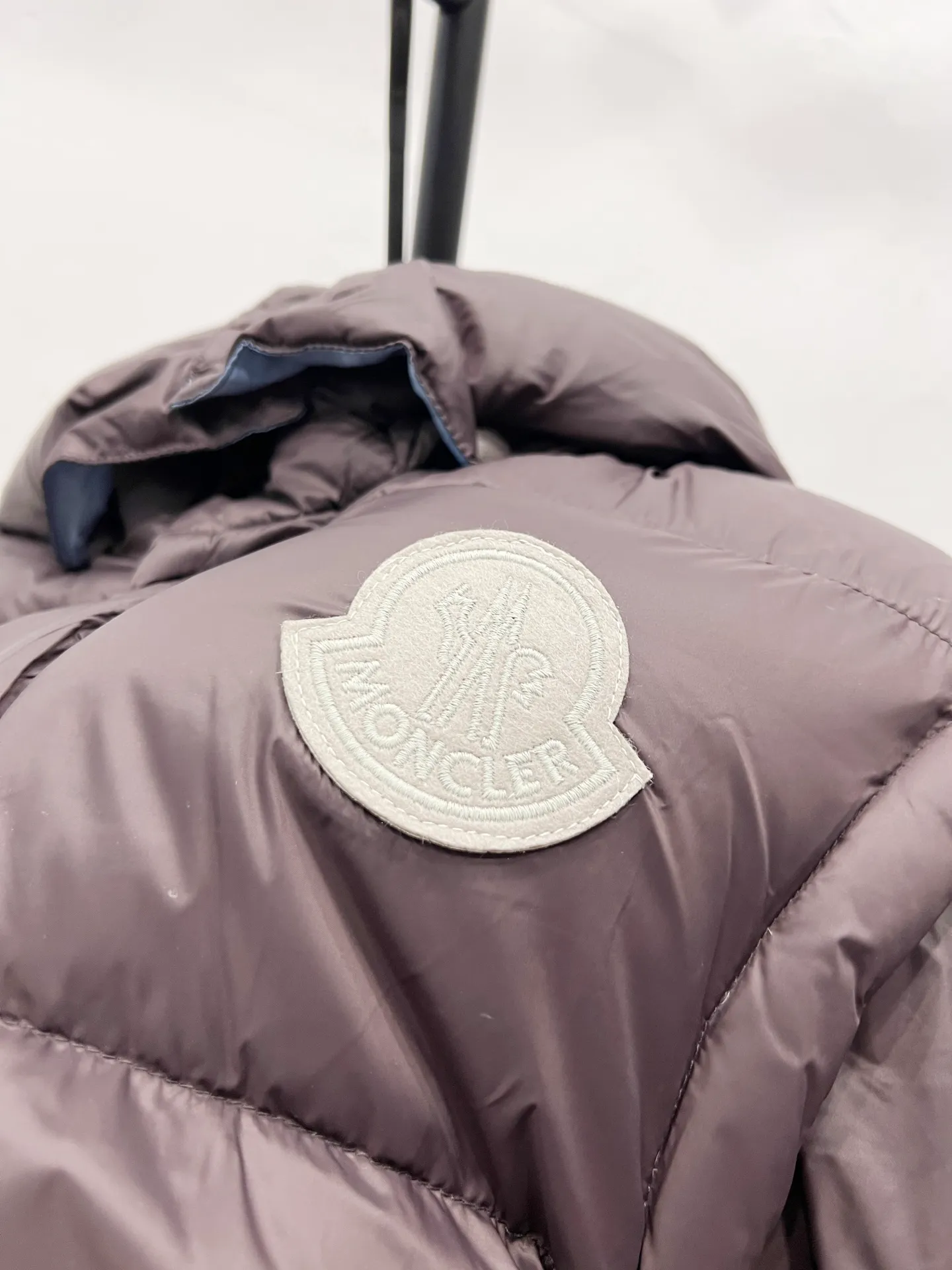 P840 Style No.: MK38 𝑴𝒐𝒏𝒄𝒍𝒆𝒓｜Detachable two-in-one hooded down jacket with masked sleeves. This short parka down is made of longue Saion fabric. The garment is full of functional details to ensure warmth and care. The entire down piece is very particular about the craftsmanship and wiring, and the workmanship is extremely complex, including zipper pockets, adjustable cuffs and snap-button zipper flap placket. Logo embellished sleeves. It adds a unique touch to the overall shape while significantly improving its protective performance.  Material process analysis: 1️⃣The original version creates a high-end exclusive model 2️⃣90 duck down, 80% of the down filling is the most full on the market, and there are a series of misunderstandings such as false goose down. 3️⃣ Fabric: 100% nylon; Lining: 100% nylon, one of the best on the market, everything is customized according to the original version. 4⃣️The electroplated hardware is produced by the original processing factory, all customized by the original factory, and is not available in various market versions. 5⃣️Produced by a same OEM factory, it has always been unambiguous in terms of quality. Everyone knows about the workmanship, QA and Qc quality inspection of the workers when shipping from a large factory. It is not comparable to small factories in the market.  Mouth-mounted down jackets, let’s not brag, there is almost no one that can do better than us! Make an original product with care, so that every customer has the confidence to introduce it to his customers: This is the top version in China. A good product does not need too much soft text to highlight it. Size: 1-5 Color: Brown