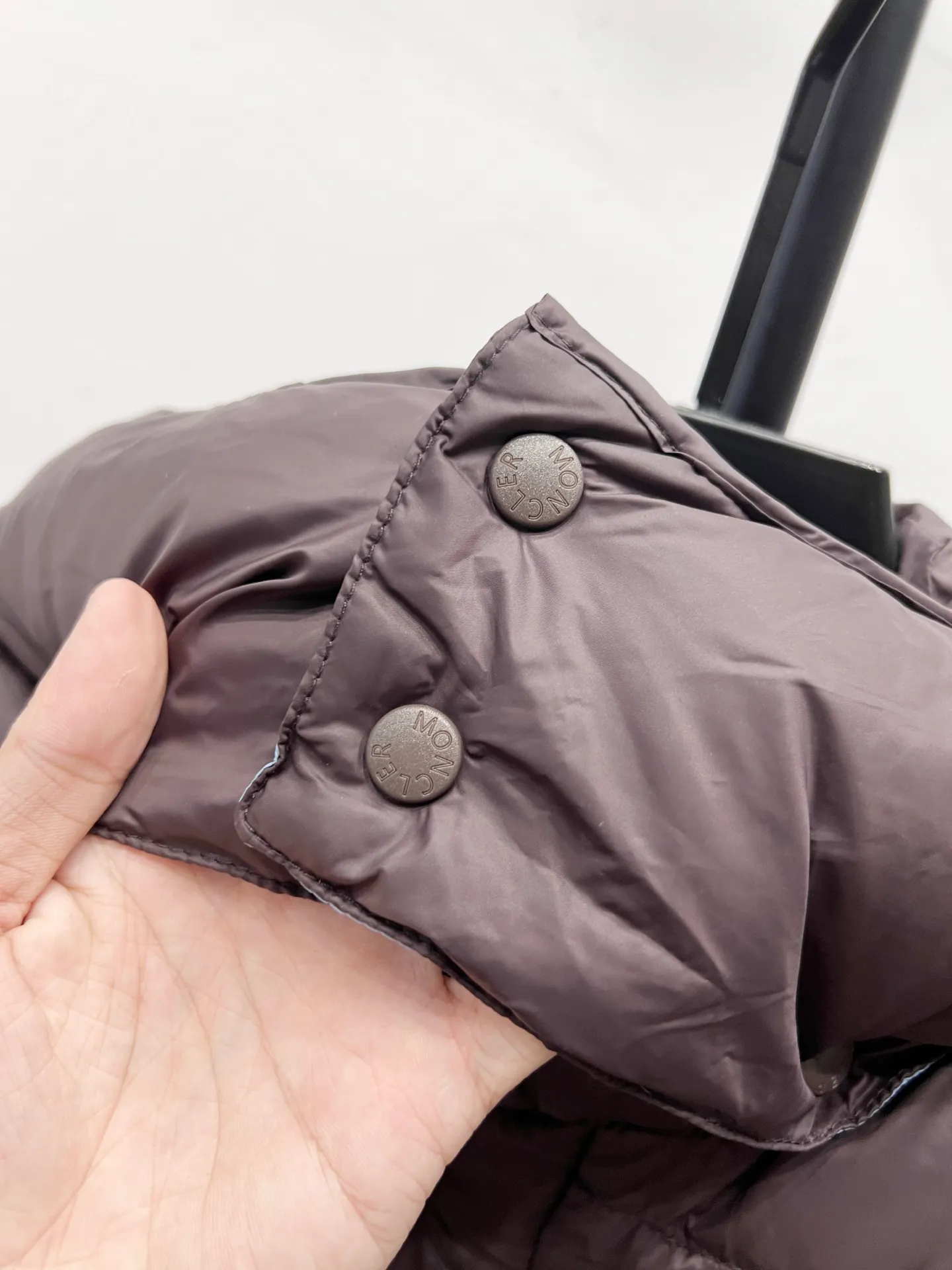 P840 Style No.: MK38 𝑴𝒐𝒏𝒄𝒍𝒆𝒓｜Detachable two-in-one hooded down jacket with masked sleeves. This short parka down is made of longue Saion fabric. The garment is full of functional details to ensure warmth and care. The entire down piece is very particular about the craftsmanship and wiring, and the workmanship is extremely complex, including zipper pockets, adjustable cuffs and snap-button zipper flap placket. Logo embellished sleeves. It adds a unique touch to the overall shape while significantly improving its protective performance.  Material process analysis: 1️⃣The original version creates a high-end exclusive model 2️⃣90 duck down, 80% of the down filling is the most full on the market, and there are a series of misunderstandings such as false goose down. 3️⃣ Fabric: 100% nylon; Lining: 100% nylon, one of the best on the market, everything is customized according to the original version. 4⃣️The electroplated hardware is produced by the original processing factory, all customized by the original factory, and is not available in various market versions. 5⃣️Produced by a same OEM factory, it has always been unambiguous in terms of quality. Everyone knows about the workmanship, QA and Qc quality inspection of the workers when shipping from a large factory. It is not comparable to small factories in the market.  Mouth-mounted down jackets, let’s not brag, there is almost no one that can do better than us! Make an original product with care, so that every customer has the confidence to introduce it to his customers: This is the top version in China. A good product does not need too much soft text to highlight it. Size: 1-5 Color: Brown