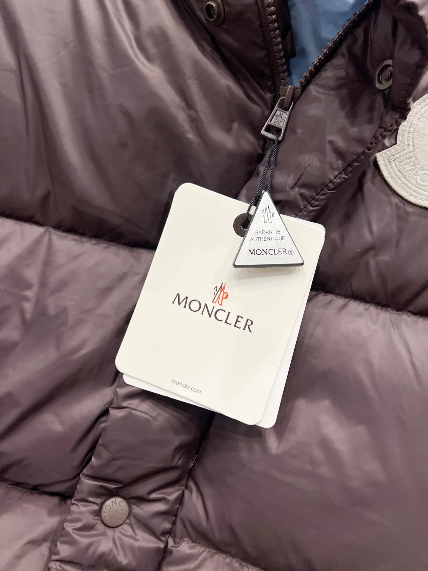 P840 Style No.: MK38 𝑴𝒐𝒏𝒄𝒍𝒆𝒓｜Detachable two-in-one hooded down jacket with masked sleeves. This short parka down is made of longue Saion fabric. The garment is full of functional details to ensure warmth and care. The entire down piece is very particular about the craftsmanship and wiring, and the workmanship is extremely complex, including zipper pockets, adjustable cuffs and snap-button zipper flap placket. Logo embellished sleeves. It adds a unique touch to the overall shape while significantly improving its protective performance.  Material process analysis: 1️⃣The original version creates a high-end exclusive model 2️⃣90 duck down, 80% of the down filling is the most full on the market, and there are a series of misunderstandings such as false goose down. 3️⃣ Fabric: 100% nylon; Lining: 100% nylon, one of the best on the market, everything is customized according to the original version. 4⃣️The electroplated hardware is produced by the original processing factory, all customized by the original factory, and is not available in various market versions. 5⃣️Produced by a same OEM factory, it has always been unambiguous in terms of quality. Everyone knows about the workmanship, QA and Qc quality inspection of the workers when shipping from a large factory. It is not comparable to small factories in the market.  Mouth-mounted down jackets, let’s not brag, there is almost no one that can do better than us! Make an original product with care, so that every customer has the confidence to introduce it to his customers: This is the top version in China. A good product does not need too much soft text to highlight it. Size: 1-5 Color: Brown