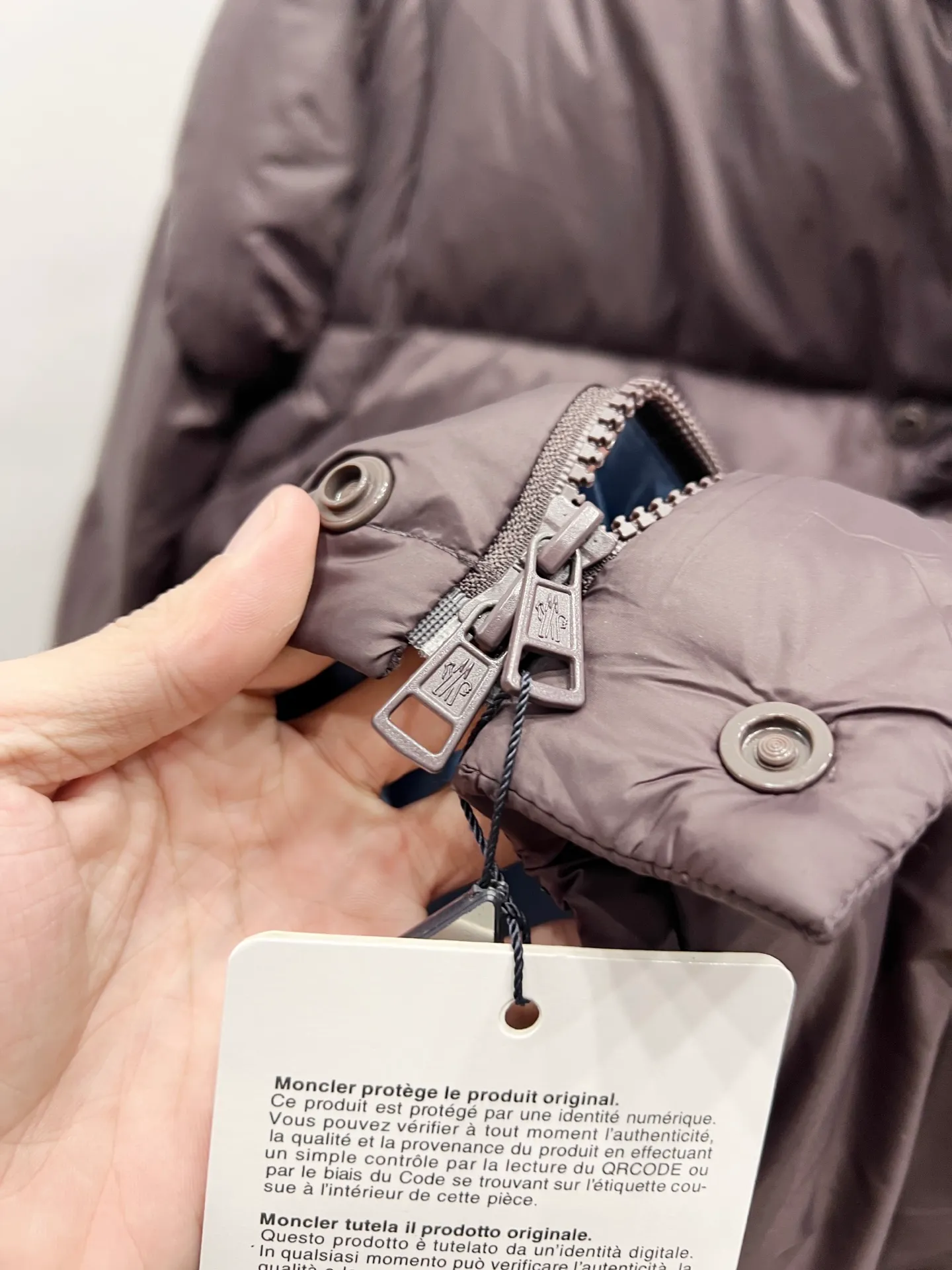 P840 Style No.: MK38 𝑴𝒐𝒏𝒄𝒍𝒆𝒓｜Detachable two-in-one hooded down jacket with masked sleeves. This short parka down is made of longue Saion fabric. The garment is full of functional details to ensure warmth and care. The entire down piece is very particular about the craftsmanship and wiring, and the workmanship is extremely complex, including zipper pockets, adjustable cuffs and snap-button zipper flap placket. Logo embellished sleeves. It adds a unique touch to the overall shape while significantly improving its protective performance.  Material process analysis: 1️⃣The original version creates a high-end exclusive model 2️⃣90 duck down, 80% of the down filling is the most full on the market, and there are a series of misunderstandings such as false goose down. 3️⃣ Fabric: 100% nylon; Lining: 100% nylon, one of the best on the market, everything is customized according to the original version. 4⃣️The electroplated hardware is produced by the original processing factory, all customized by the original factory, and is not available in various market versions. 5⃣️Produced by a same OEM factory, it has always been unambiguous in terms of quality. Everyone knows about the workmanship, QA and Qc quality inspection of the workers when shipping from a large factory. It is not comparable to small factories in the market.  Mouth-mounted down jackets, let’s not brag, there is almost no one that can do better than us! Make an original product with care, so that every customer has the confidence to introduce it to his customers: This is the top version in China. A good product does not need too much soft text to highlight it. Size: 1-5 Color: Brown