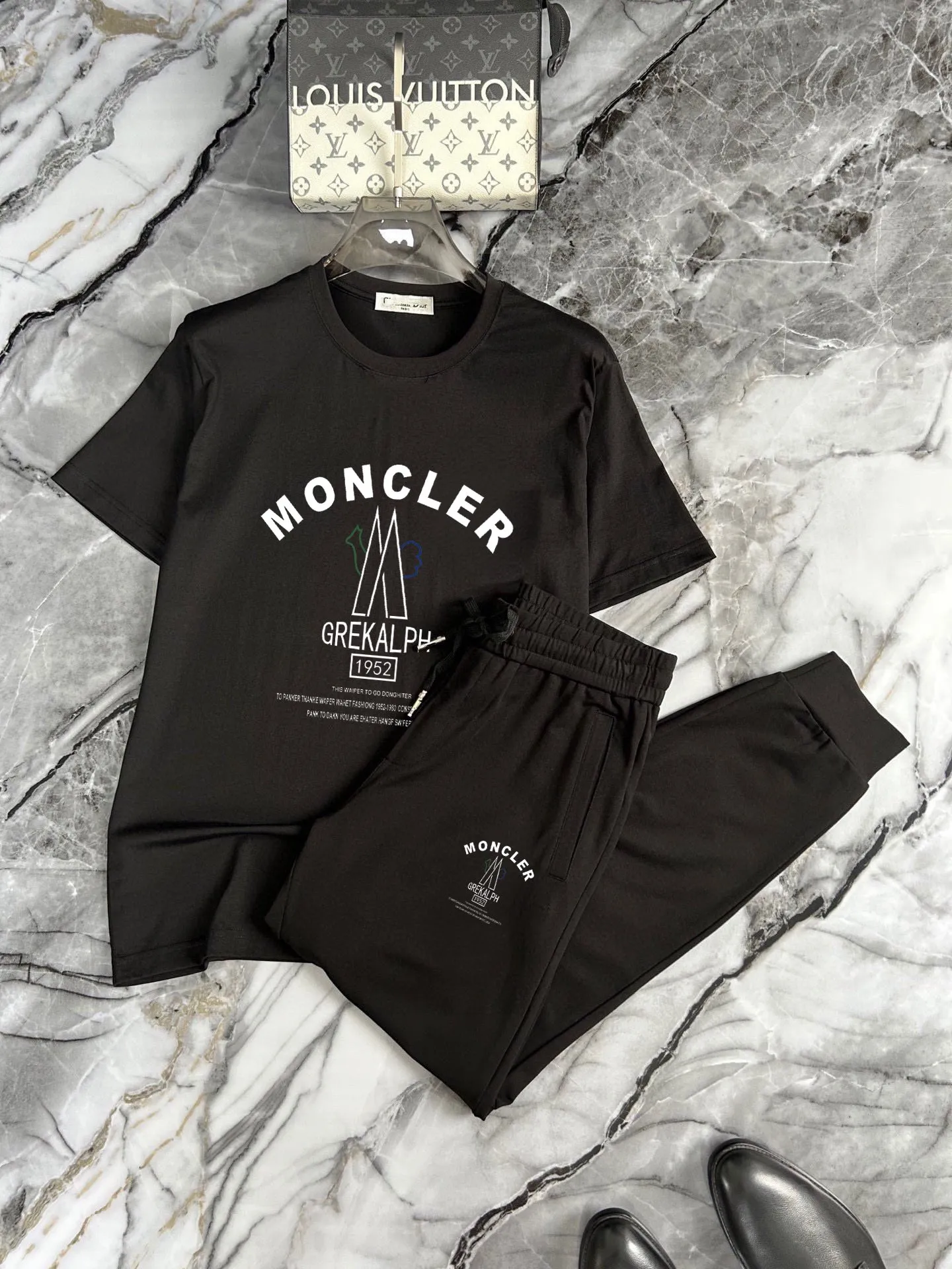 P330 💰【MONCLER】(Fat Man's Gospel) The same style as the 2025 official website. World-renowned luxury brand. Summer men's (double mercerized) high-quality 🐂 suit. It is made of imported original single fabrics. It is a trendy style of the season and a versatile hit. Simple and elegant, precise workmanship allows you to be at the top of fashion. Size: M-5XL (can be worn up to 220 pounds)