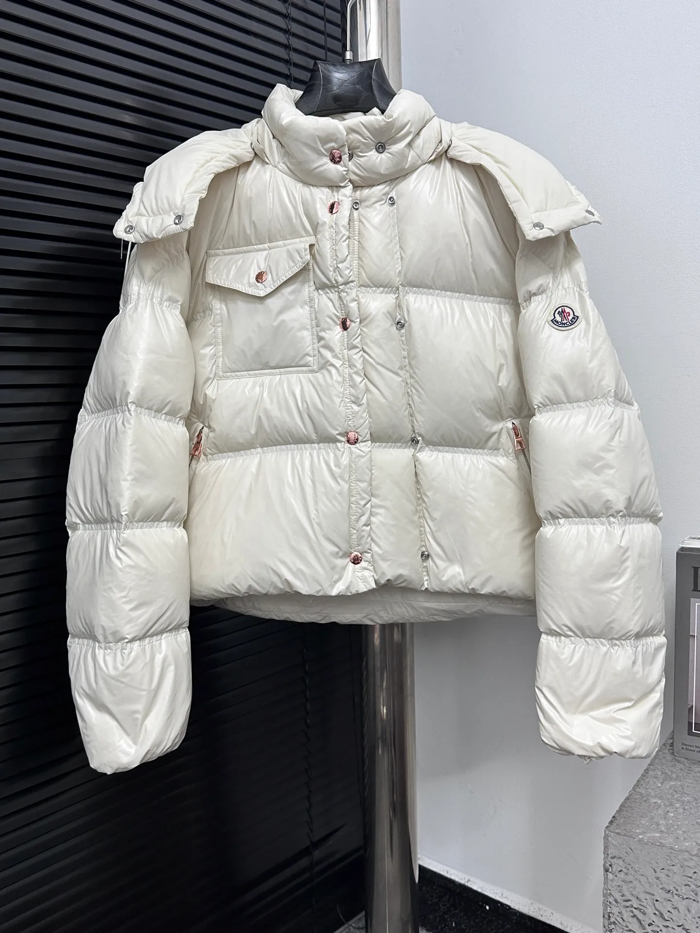 P920 [Moncler] Moncler's new product Erea square quilted hooded short style for women. Erea down cleverly uses shape and texture to show modern style. Short design in functional super laqué nylon with a glossy finish. This hooded insulated piece features a double-snap closure for an asymmetrical shape. The body and sleeves are quilted in varying sizes for a geometric feel. Color: black cream mint green Size: 1 2 3 4