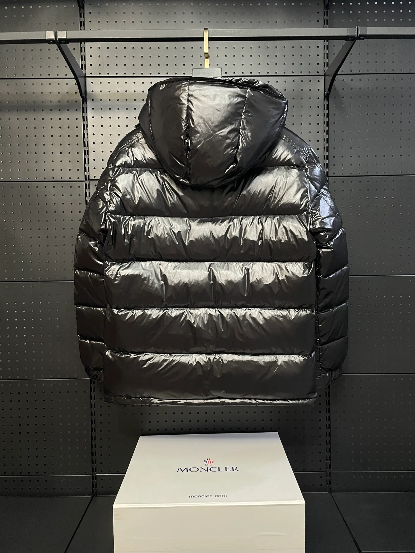 P700 Classic 𝙈𝙊𝙉𝘾𝙇𝙀* 𝙈𝙖𝙮a MAYA Maya/Eason Chan same style/down jacket Description: Influenced by the iconic outerwear of the 1980s, the Maya jacket revisits looks from the Moncler archives with modern style and cutting-edge elements, a result of the brand's expertise in ski equipment. Whether in terms of sport or style, this high-performance and positive-spirited jacket has all the elements a competitive athlete needs to claim the title. Material process analysis: 1️⃣Original Nfc inductive anti-counterfeiting chip 2️⃣National standard 90% pure white goose down, exclusive use of top-grade down on the market, never false goose down and a series of misunderstandings 3️⃣Fabric: 100% nylon; Lining: 100% nylon, one of the best on the market, everything is customized according to the original version. 4⃣️The electroplated hardware produced by the original processing factory is all customized by the original factory, and is not a replica of various types on the market. 5⃣️Produced by a Mani factory, it has always been unambiguous in terms of quality. Everyone knows about the workmanship, QA and QC quality inspection of the workers when shipping from a large factory. It is not comparable to small factories in the market.                                        Style number: A79# Color: black with black lining Size: 1-6