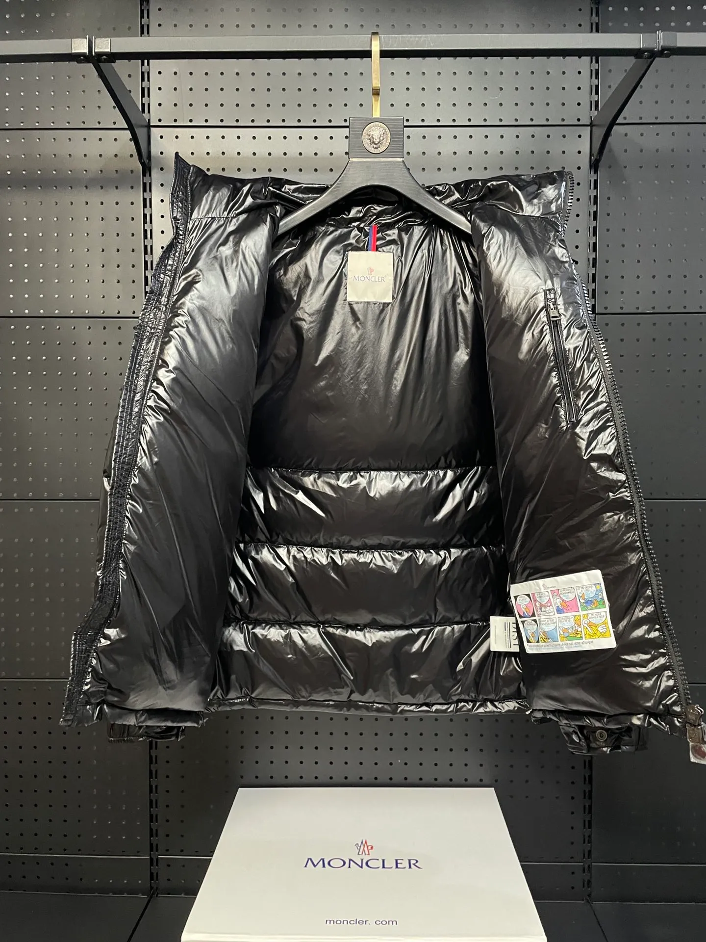 P700 Classic 𝙈𝙊𝙉𝘾𝙇𝙀* 𝙈𝙖𝙮a MAYA Maya/Eason Chan same style/down jacket Description: Influenced by the iconic outerwear of the 1980s, the Maya jacket revisits looks from the Moncler archives with modern style and cutting-edge elements, a result of the brand's expertise in ski equipment. Whether in terms of sport or style, this high-performance and positive-spirited jacket has all the elements a competitive athlete needs to claim the title. Material process analysis: 1️⃣Original Nfc inductive anti-counterfeiting chip 2️⃣National standard 90% pure white goose down, exclusive use of top-grade down on the market, never false goose down and a series of misunderstandings 3️⃣Fabric: 100% nylon; Lining: 100% nylon, one of the best on the market, everything is customized according to the original version. 4⃣️The electroplated hardware produced by the original processing factory is all customized by the original factory, and is not a replica of various types on the market. 5⃣️Produced by a Mani factory, it has always been unambiguous in terms of quality. Everyone knows about the workmanship, QA and QC quality inspection of the workers when shipping from a large factory. It is not comparable to small factories in the market.                                        Style number: A79# Color: black with black lining Size: 1-6