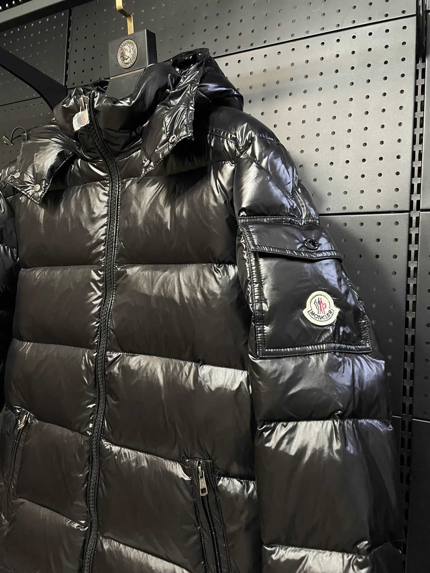 P700 Classic 𝙈𝙊𝙉𝘾𝙇𝙀* 𝙈𝙖𝙮a MAYA Maya/Eason Chan same style/down jacket Description: Influenced by the iconic outerwear of the 1980s, the Maya jacket revisits looks from the Moncler archives with modern style and cutting-edge elements, a result of the brand's expertise in ski equipment. Whether in terms of sport or style, this high-performance and positive-spirited jacket has all the elements a competitive athlete needs to claim the title. Material process analysis: 1️⃣Original Nfc inductive anti-counterfeiting chip 2️⃣National standard 90% pure white goose down, exclusive use of top-grade down on the market, never false goose down and a series of misunderstandings 3️⃣Fabric: 100% nylon; Lining: 100% nylon, one of the best on the market, everything is customized according to the original version. 4⃣️The electroplated hardware produced by the original processing factory is all customized by the original factory, and is not a replica of various types on the market. 5⃣️Produced by a Mani factory, it has always been unambiguous in terms of quality. Everyone knows about the workmanship, QA and QC quality inspection of the workers when shipping from a large factory. It is not comparable to small factories in the market.                                        Style number: A79# Color: black with black lining Size: 1-6