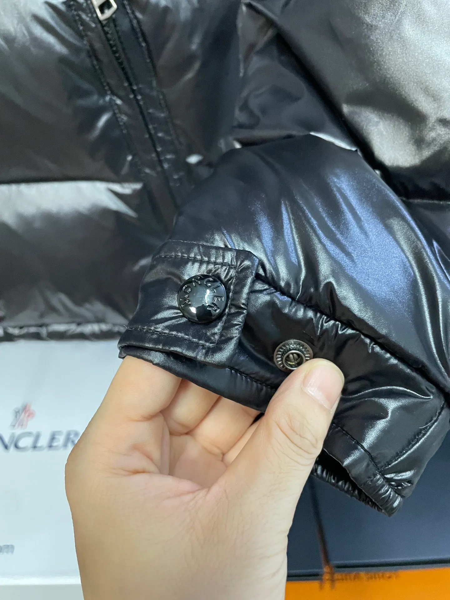 P700 Classic 𝙈𝙊𝙉𝘾𝙇𝙀* 𝙈𝙖𝙮a MAYA Maya/Eason Chan same style/down jacket Description: Influenced by the iconic outerwear of the 1980s, the Maya jacket revisits looks from the Moncler archives with modern style and cutting-edge elements, a result of the brand's expertise in ski equipment. Whether in terms of sport or style, this high-performance and positive-spirited jacket has all the elements a competitive athlete needs to claim the title. Material process analysis: 1️⃣Original Nfc inductive anti-counterfeiting chip 2️⃣National standard 90% pure white goose down, exclusive use of top-grade down on the market, never false goose down and a series of misunderstandings 3️⃣Fabric: 100% nylon; Lining: 100% nylon, one of the best on the market, everything is customized according to the original version. 4⃣️The electroplated hardware produced by the original processing factory is all customized by the original factory, and is not a replica of various types on the market. 5⃣️Produced by a Mani factory, it has always been unambiguous in terms of quality. Everyone knows about the workmanship, QA and QC quality inspection of the workers when shipping from a large factory. It is not comparable to small factories in the market.                                        Style number: A79# Color: black with black lining Size: 1-6