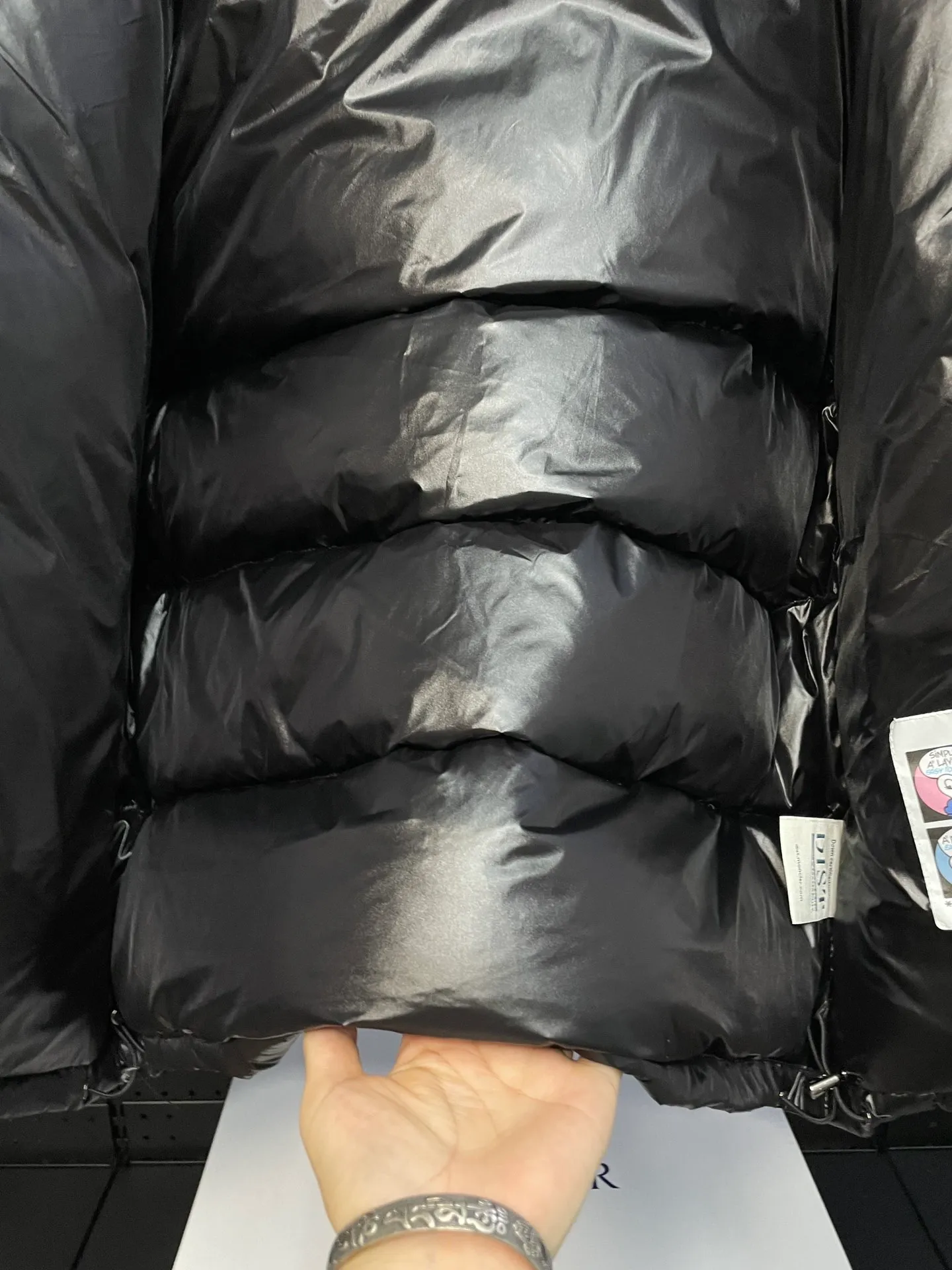 P700 Classic 𝙈𝙊𝙉𝘾𝙇𝙀* 𝙈𝙖𝙮a MAYA Maya/Eason Chan same style/down jacket Description: Influenced by the iconic outerwear of the 1980s, the Maya jacket revisits looks from the Moncler archives with modern style and cutting-edge elements, a result of the brand's expertise in ski equipment. Whether in terms of sport or style, this high-performance and positive-spirited jacket has all the elements a competitive athlete needs to claim the title. Material process analysis: 1️⃣Original Nfc inductive anti-counterfeiting chip 2️⃣National standard 90% pure white goose down, exclusive use of top-grade down on the market, never false goose down and a series of misunderstandings 3️⃣Fabric: 100% nylon; Lining: 100% nylon, one of the best on the market, everything is customized according to the original version. 4⃣️The electroplated hardware produced by the original processing factory is all customized by the original factory, and is not a replica of various types on the market. 5⃣️Produced by a Mani factory, it has always been unambiguous in terms of quality. Everyone knows about the workmanship, QA and QC quality inspection of the workers when shipping from a large factory. It is not comparable to small factories in the market.                                        Style number: A79# Color: black with black lining Size: 1-6