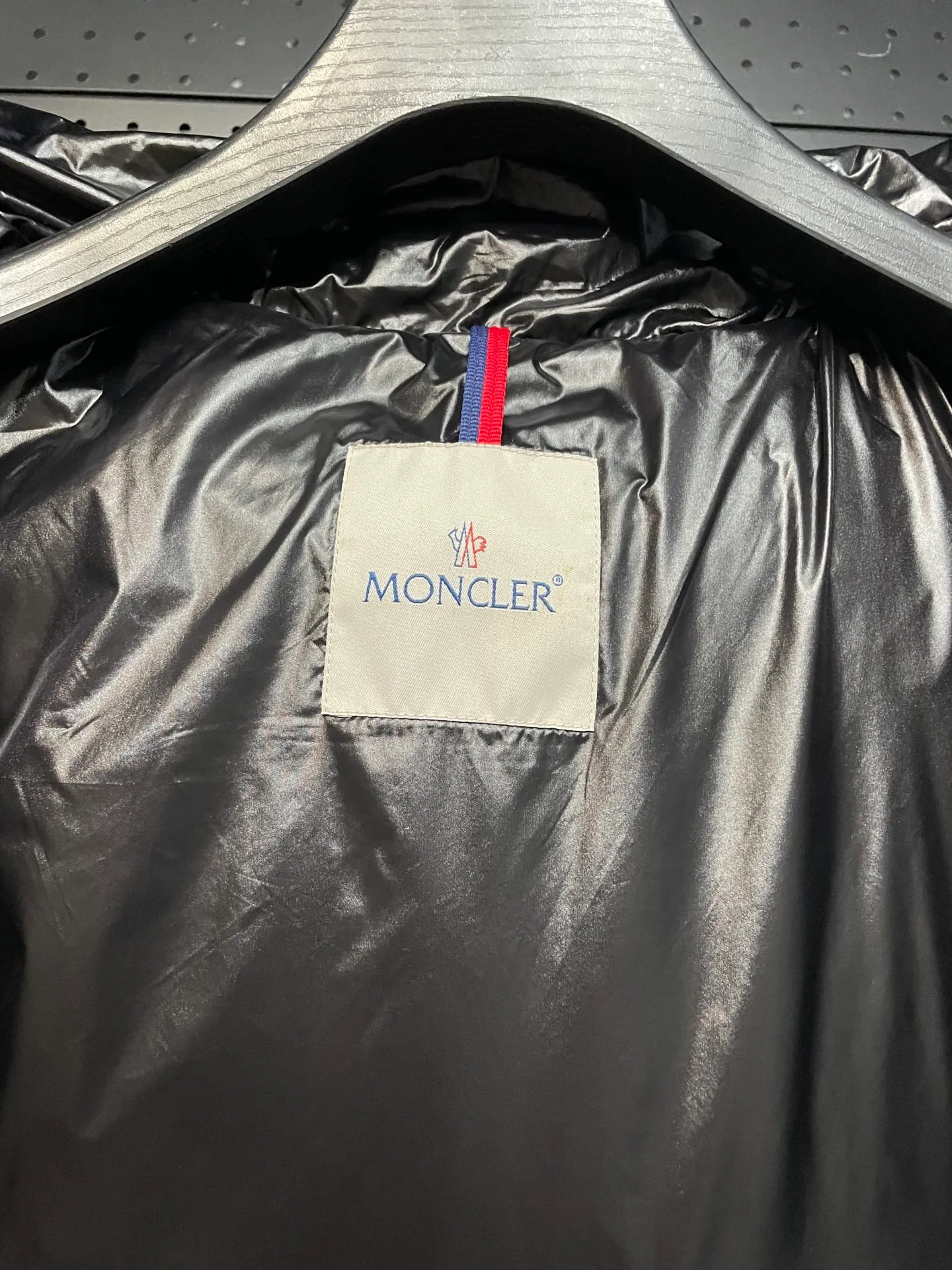 P700 Classic 𝙈𝙊𝙉𝘾𝙇𝙀* 𝙈𝙖𝙮a MAYA Maya/Eason Chan same style/down jacket Description: Influenced by the iconic outerwear of the 1980s, the Maya jacket revisits looks from the Moncler archives with modern style and cutting-edge elements, a result of the brand's expertise in ski equipment. Whether in terms of sport or style, this high-performance and positive-spirited jacket has all the elements a competitive athlete needs to claim the title. Material process analysis: 1️⃣Original Nfc inductive anti-counterfeiting chip 2️⃣National standard 90% pure white goose down, exclusive use of top-grade down on the market, never false goose down and a series of misunderstandings 3️⃣Fabric: 100% nylon; Lining: 100% nylon, one of the best on the market, everything is customized according to the original version. 4⃣️The electroplated hardware produced by the original processing factory is all customized by the original factory, and is not a replica of various types on the market. 5⃣️Produced by a Mani factory, it has always been unambiguous in terms of quality. Everyone knows about the workmanship, QA and QC quality inspection of the workers when shipping from a large factory. It is not comparable to small factories in the market.                                        Style number: A79# Color: black with black lining Size: 1-6