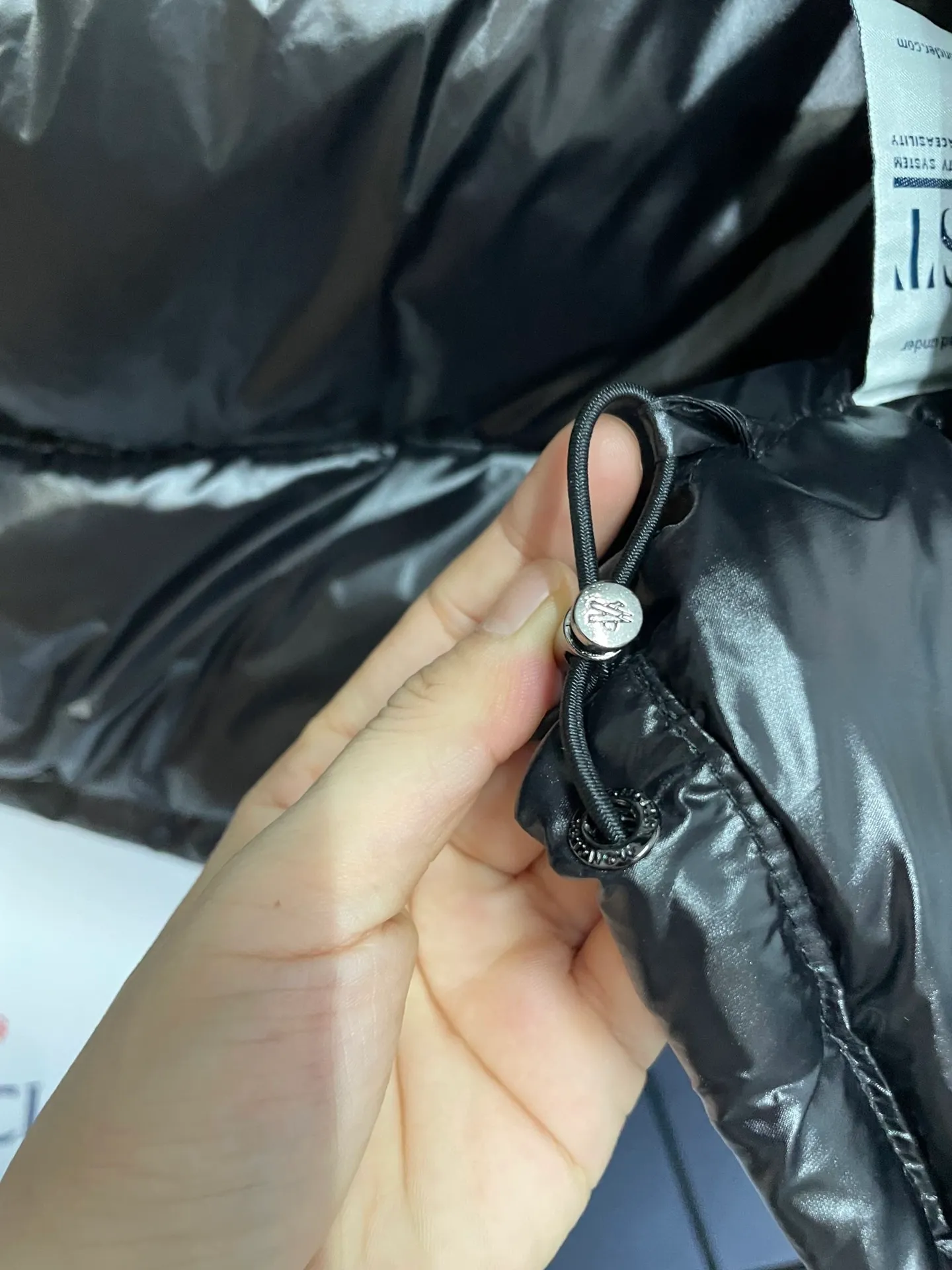 P700 Classic 𝙈𝙊𝙉𝘾𝙇𝙀* 𝙈𝙖𝙮a MAYA Maya/Eason Chan same style/down jacket Description: Influenced by the iconic outerwear of the 1980s, the Maya jacket revisits looks from the Moncler archives with modern style and cutting-edge elements, a result of the brand's expertise in ski equipment. Whether in terms of sport or style, this high-performance and positive-spirited jacket has all the elements a competitive athlete needs to claim the title. Material process analysis: 1️⃣Original Nfc inductive anti-counterfeiting chip 2️⃣National standard 90% pure white goose down, exclusive use of top-grade down on the market, never false goose down and a series of misunderstandings 3️⃣Fabric: 100% nylon; Lining: 100% nylon, one of the best on the market, everything is customized according to the original version. 4⃣️The electroplated hardware produced by the original processing factory is all customized by the original factory, and is not a replica of various types on the market. 5⃣️Produced by a Mani factory, it has always been unambiguous in terms of quality. Everyone knows about the workmanship, QA and QC quality inspection of the workers when shipping from a large factory. It is not comparable to small factories in the market.                                        Style number: A79# Color: black with black lining Size: 1-6