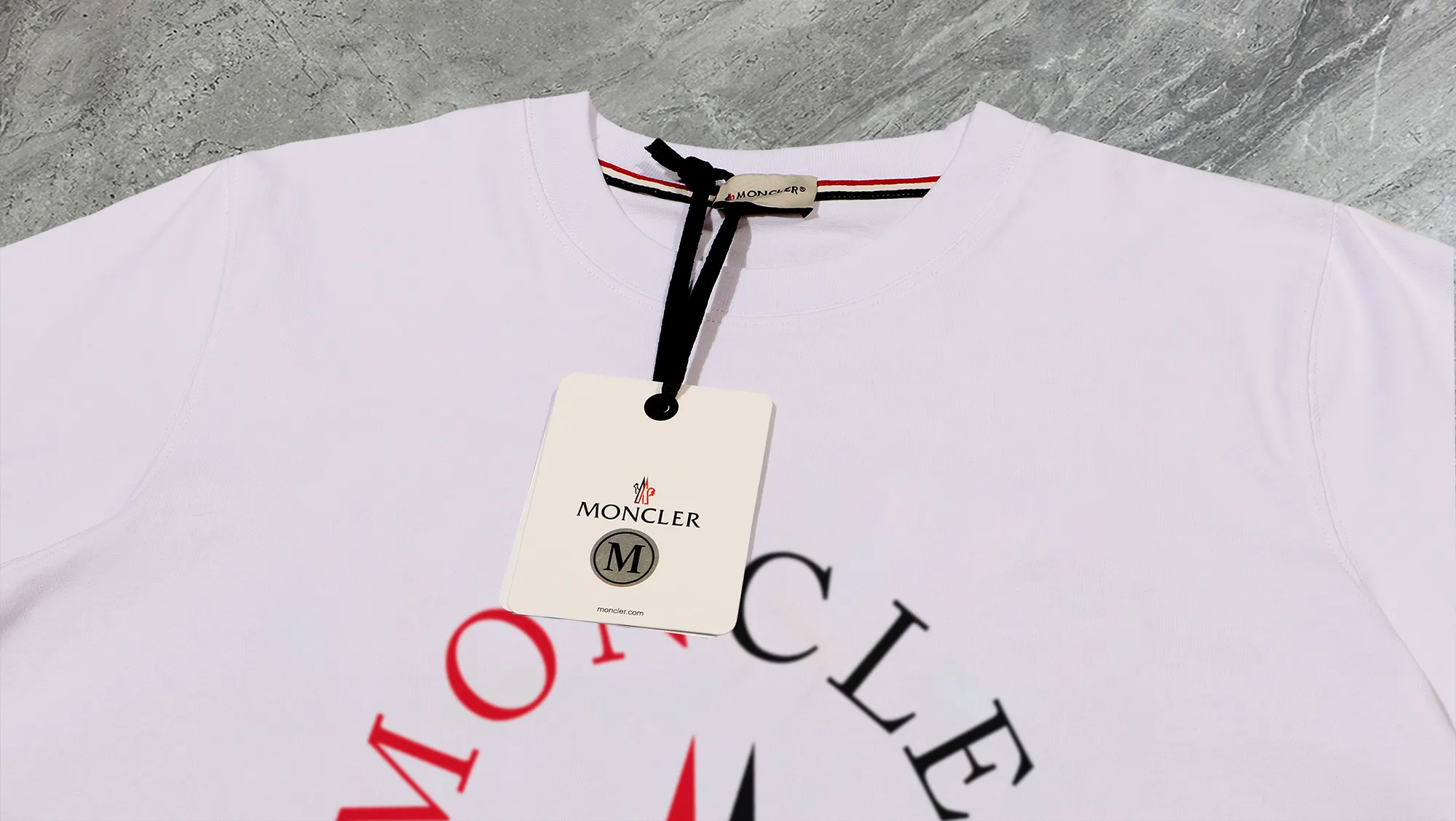 P210 High-version sweatshirt) [Long-term stock] 〖𝐌𝐎𝐍𝐂𝐋𝐄𝐑~Mask〗 Made of 440g heavy-weight fabric. It is different from the market currency. It can be matched with any variety and is properly handsome. 😎The whole dress is made of double waistcoats. The double waistcoats make the whole dress more three-dimensional. Not ordinary factories can do such fine work. 2025 Spring runway version of the T stage, on sale at the counter, round neck terry sweatshirt, high-end double-strand pure cotton, custom-made stretch ribs, dyed in the same vat, complete with three standards, matched with exquisite embroidered LOGO on the chest, simple and advanced, same style for men and women. Color: black, apricot, white, size: S M L XL 2XL