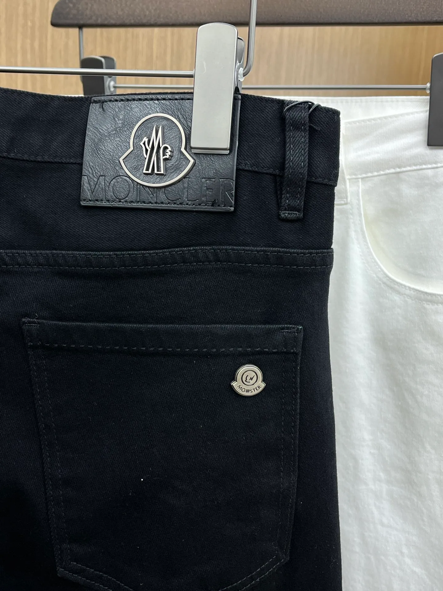 P240 Moncler 25ss🔥New light-colored denim trousers. The best original jeans in the physical store, suitable for all ages. Comfortable, soft and skin-friendly, the upper body effect is super fashionable and versatile, upright and stylish, a wardrobe must-have! Perfect for any occasion. Size: 28-38 (no 35.37)