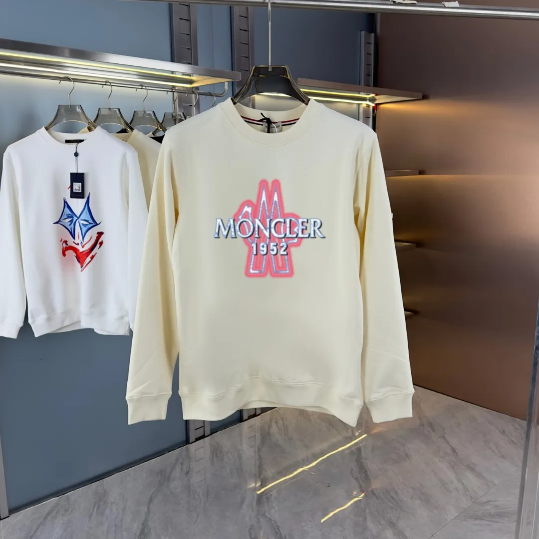 P210 High-version sweatshirt) [Long-term stock] 〖𝐌𝐎𝐍𝐂𝐋𝐄𝐑~Mask〗 Made of 440g heavy-weight fabric. It is different from the market currency. It can be matched with any variety and is properly handsome. 😎The whole dress is made of double waistcoats. The double waistcoats make the whole dress more three-dimensional. Not ordinary factories can do such fine work. 2025 Spring runway version of the T stage, on sale at the counter, round neck terry sweatshirt, high-end double-strand pure cotton, custom-made stretch ribs, dyed in the same vat, complete with three standards, matched with exquisite embroidered LOGO on the chest, simple and advanced, same style for men and women. Color: black, apricot, white, size: S M L XL 2XL