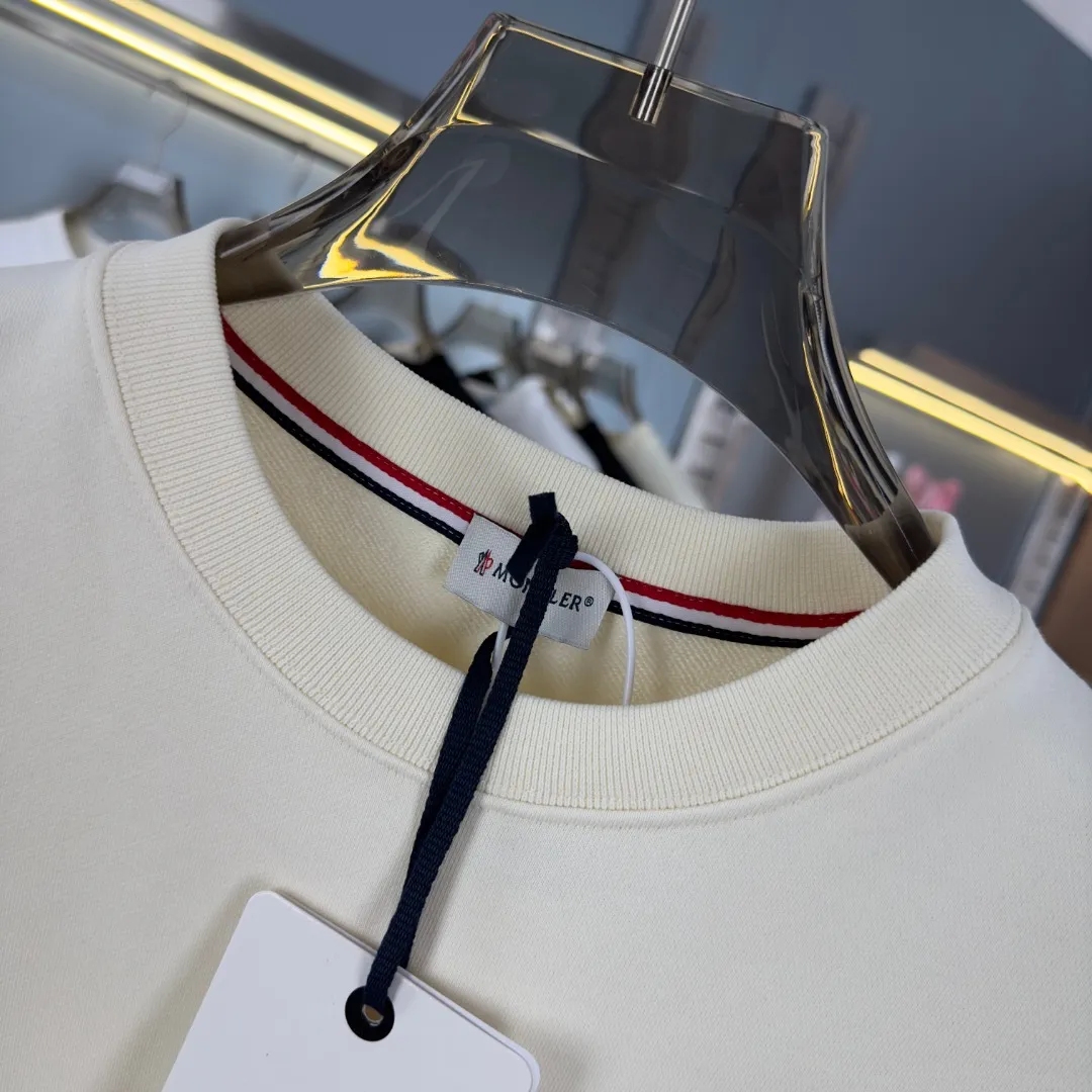 P210 High-version sweatshirt) [Long-term stock] 〖𝐌𝐎𝐍𝐂𝐋𝐄𝐑~Mask〗 Made of 440g heavy-weight fabric. It is different from the market currency. It can be matched with any variety and is properly handsome. 😎The whole dress is made of double waistcoats. The double waistcoats make the whole dress more three-dimensional. Not ordinary factories can do such fine work. 2025 Spring runway version of the T stage, on sale at the counter, round neck terry sweatshirt, high-end double-strand pure cotton, custom-made stretch ribs, dyed in the same vat, complete with three standards, matched with exquisite embroidered LOGO on the chest, simple and advanced, same style for men and women. Color: black, apricot, white, size: S M L XL 2XL