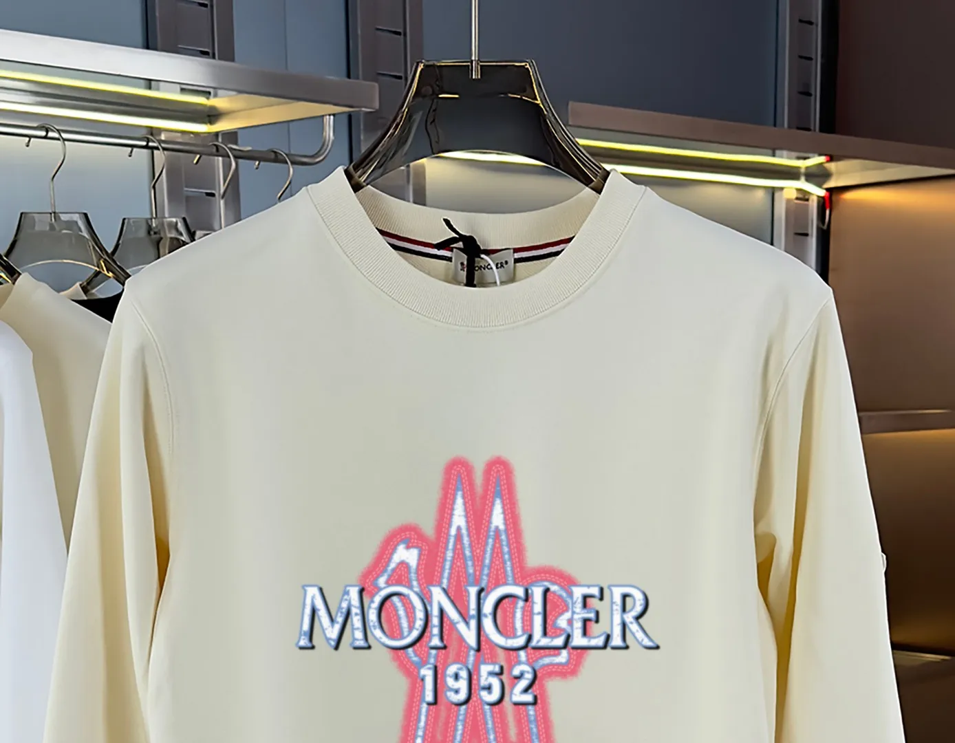 P210 High-version sweatshirt) [Long-term stock] 〖𝐌𝐎𝐍𝐂𝐋𝐄𝐑~Mask〗 Made of 440g heavy-weight fabric. It is different from the market currency. It can be matched with any variety and is properly handsome. 😎The whole dress is made of double waistcoats. The double waistcoats make the whole dress more three-dimensional. Not ordinary factories can do such fine work. 2025 Spring runway version of the T stage, on sale at the counter, round neck terry sweatshirt, high-end double-strand pure cotton, custom-made stretch ribs, dyed in the same vat, complete with three standards, matched with exquisite embroidered LOGO on the chest, simple and advanced, same style for men and women. Color: black, apricot, white, size: S M L XL 2XL
