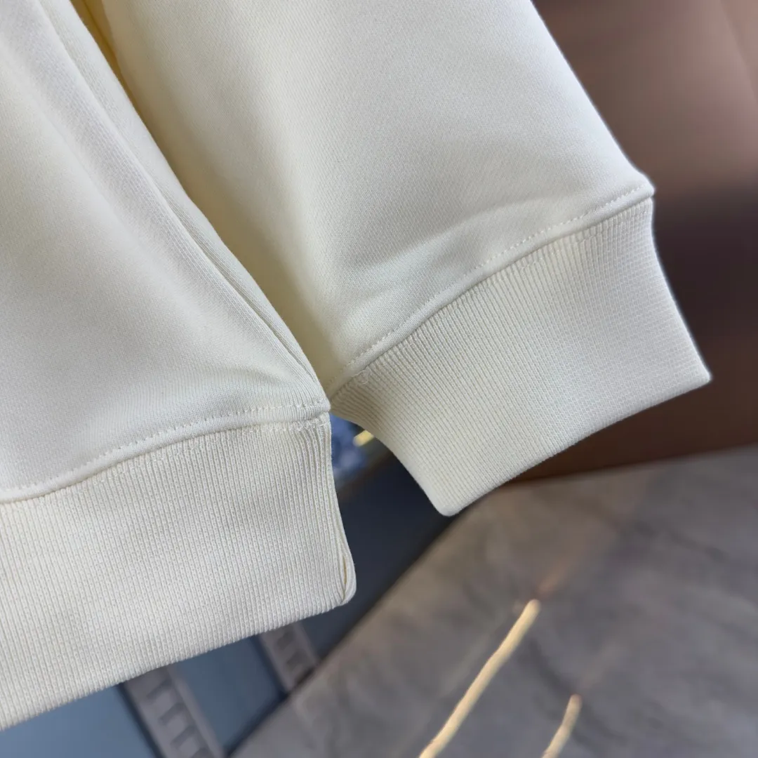 P210 High-version sweatshirt) [Long-term stock] 〖𝐌𝐎𝐍𝐂𝐋𝐄𝐑~Mask〗 Made of 440g heavy-weight fabric. It is different from the market currency. It can be matched with any variety and is properly handsome. 😎The whole dress is made of double waistcoats. The double waistcoats make the whole dress more three-dimensional. Not ordinary factories can do such fine work. 2025 Spring runway version of the T stage, on sale at the counter, round neck terry sweatshirt, high-end double-strand pure cotton, custom-made stretch ribs, dyed in the same vat, complete with three standards, matched with exquisite embroidered LOGO on the chest, simple and advanced, same style for men and women. Color: black, apricot, white, size: S M L XL 2XL