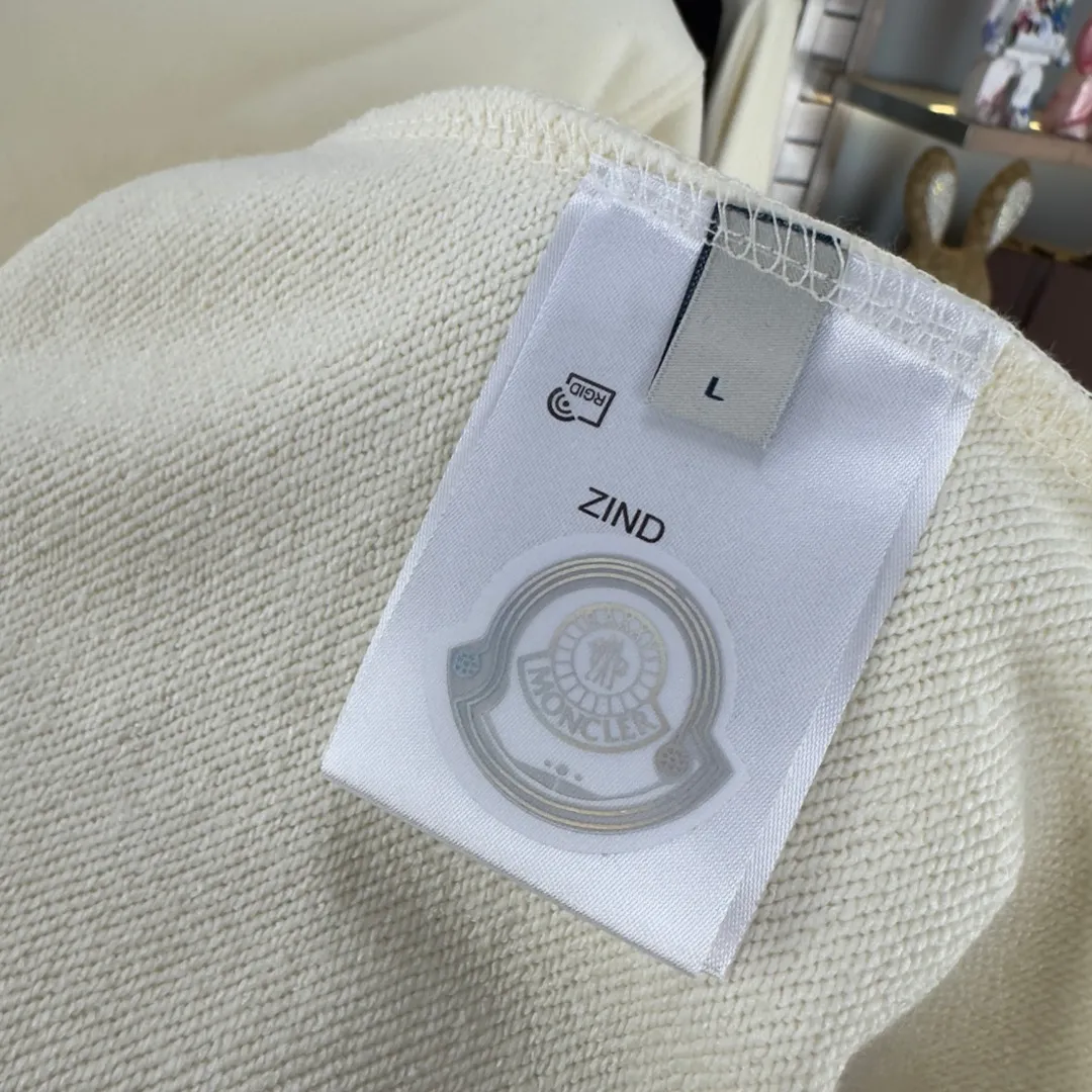 P210 High-version sweatshirt) [Long-term stock] 〖𝐌𝐎𝐍𝐂𝐋𝐄𝐑~Mask〗 Made of 440g heavy-weight fabric. It is different from the market currency. It can be matched with any variety and is properly handsome. 😎The whole dress is made of double waistcoats. The double waistcoats make the whole dress more three-dimensional. Not ordinary factories can do such fine work. 2025 Spring runway version of the T stage, on sale at the counter, round neck terry sweatshirt, high-end double-strand pure cotton, custom-made stretch ribs, dyed in the same vat, complete with three standards, matched with exquisite embroidered LOGO on the chest, simple and advanced, same style for men and women. Color: black, apricot, white, size: S M L XL 2XL