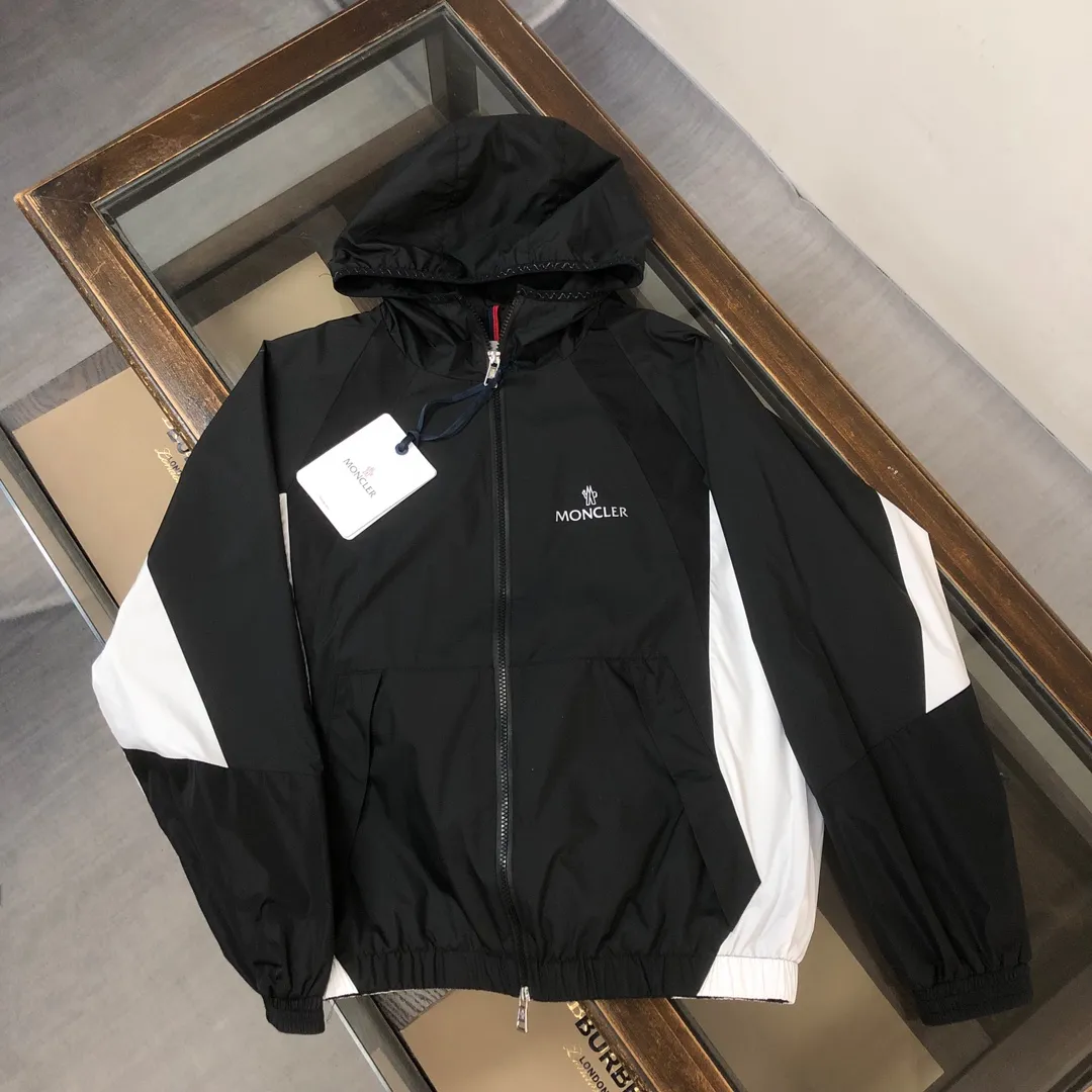 P430 New model on the shelves 🎬 MONCLER new model for spring, autumn and winter, black and white color matching windbreaker hooded jacket! Classic chest logo embellishment design. Letter printing on the back ~ makes the whole thing more fashionable, comfortable, skin-friendly, and breathable. It is practical for daily commuting and leisure. Exclusive top-grade customized fabric, simple and elegant, clean and neat tailoring, soft and dry to the touch, and the upper body effect is crisp and stylish. The three-dimensional cutting process and the pattern are all of high standards, and the silhouette version has the right benefits! It is not tight at all, and with so many top-quality raw materials, it creates a high-end product with unparalleled value, and the upper body effect is super good-looking! Color: black Size: m-2XL
