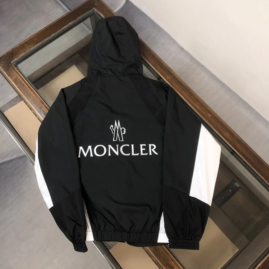 P430 New model on the shelves 🎬 MONCLER new model for spring, autumn and winter, black and white color matching windbreaker hooded jacket! Classic chest logo embellishment design. Letter printing on the back ~ makes the whole thing more fashionable, comfortable, skin-friendly, and breathable. It is practical for daily commuting and leisure. Exclusive top-grade customized fabric, simple and elegant, clean and neat tailoring, soft and dry to the touch, and the upper body effect is crisp and stylish. The three-dimensional cutting process and the pattern are all of high standards, and the silhouette version has the right benefits! It is not tight at all, and with so many top-quality raw materials, it creates a high-end product with unparalleled value, and the upper body effect is super good-looking! Color: black Size: m-2XL